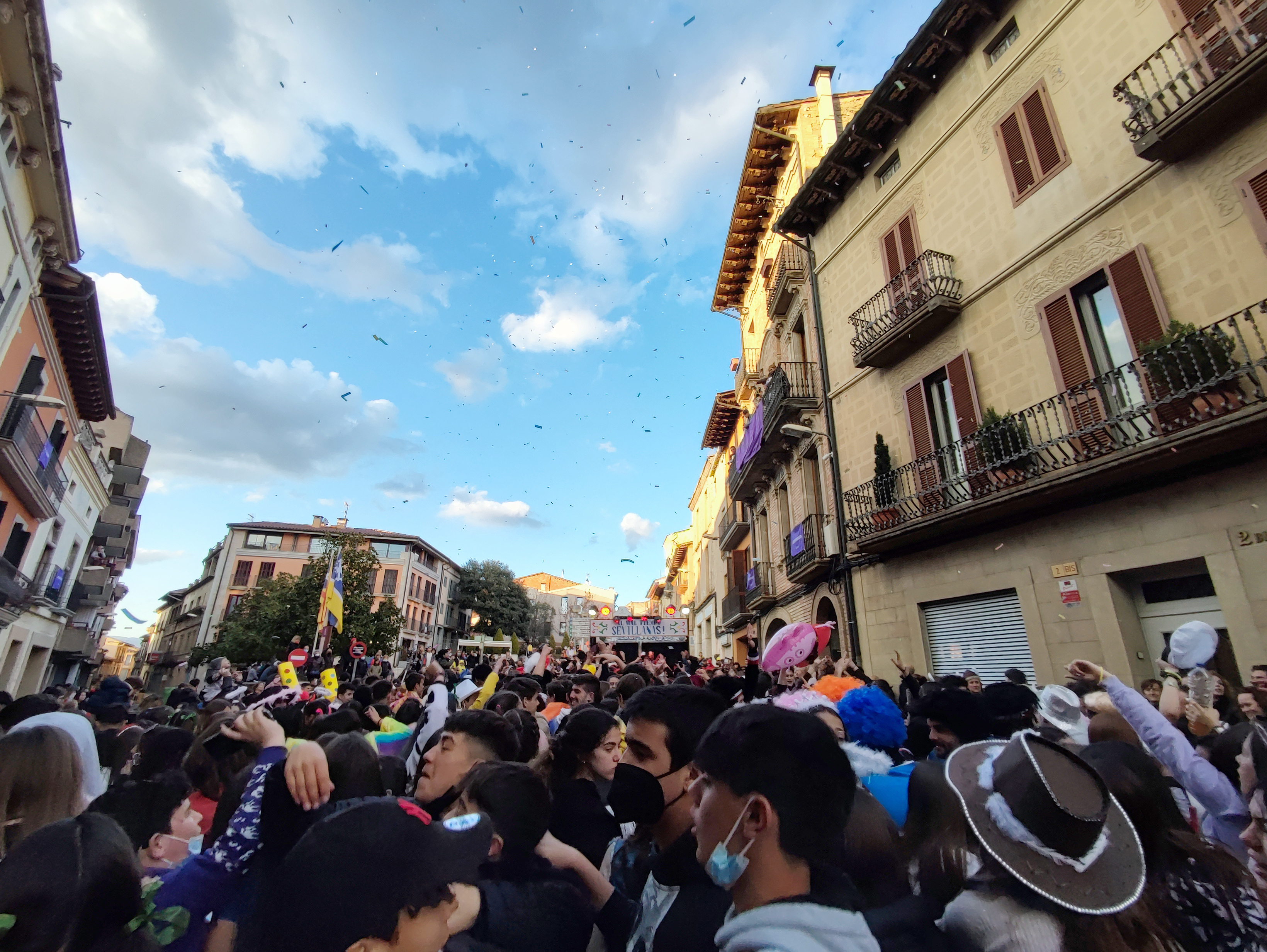 Els carrers de Roda s'omplen de disbauxa en un Carnaval molt participat