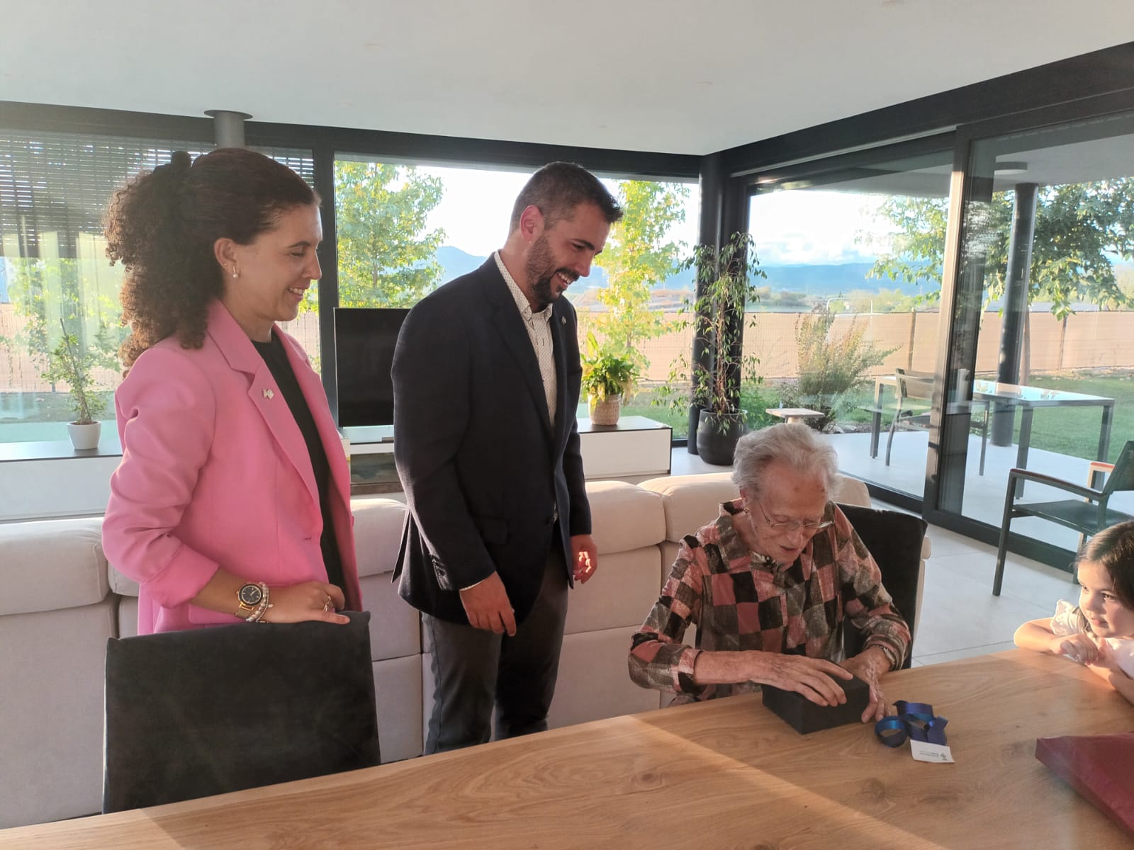 Antònia Montañà Ferrer amb la Medalla dels Cent Anys