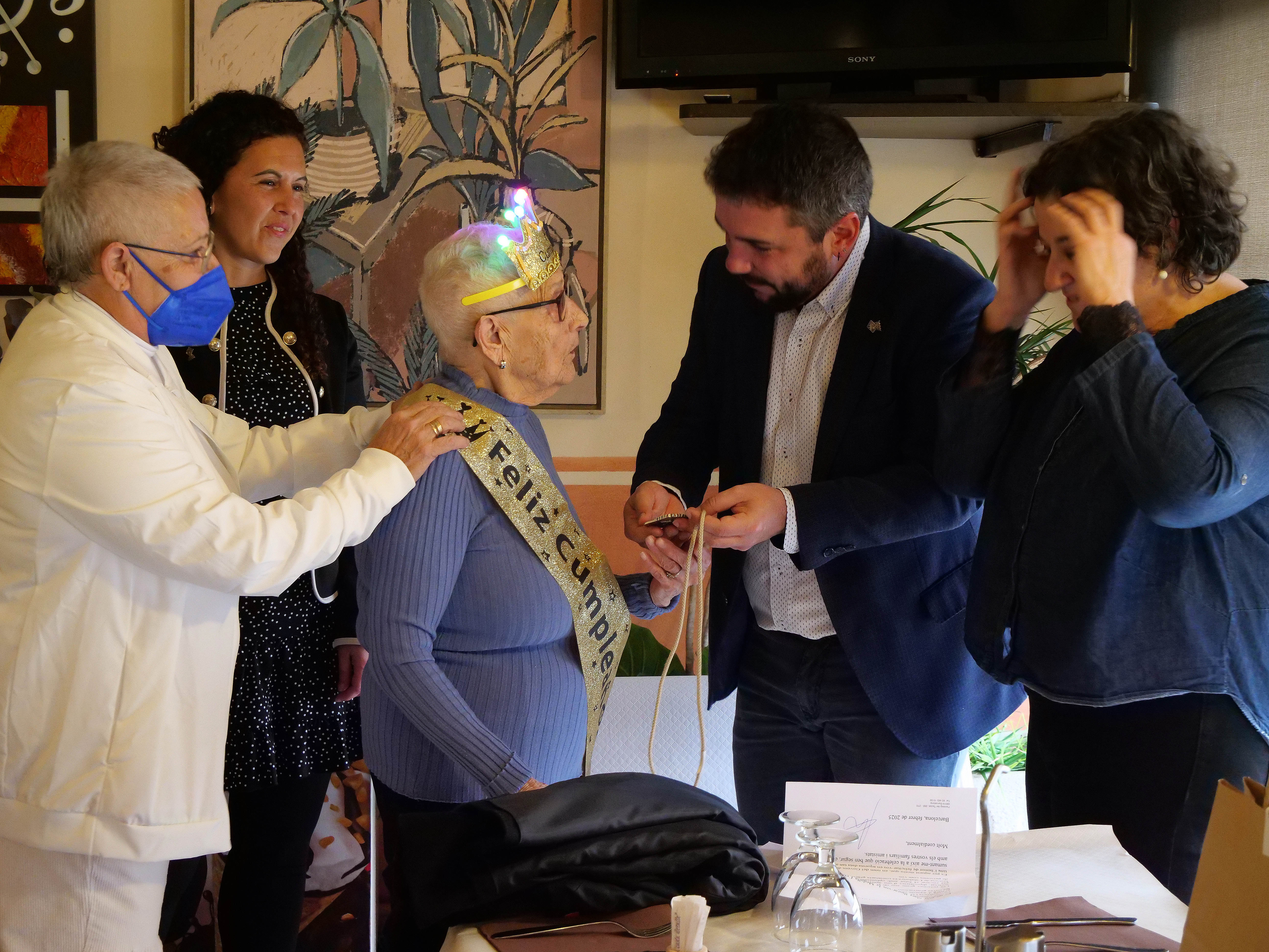Maria Angustias Estrella Oñoro rep la Medalla dels Cent Anys en una emotiva festa familiar
