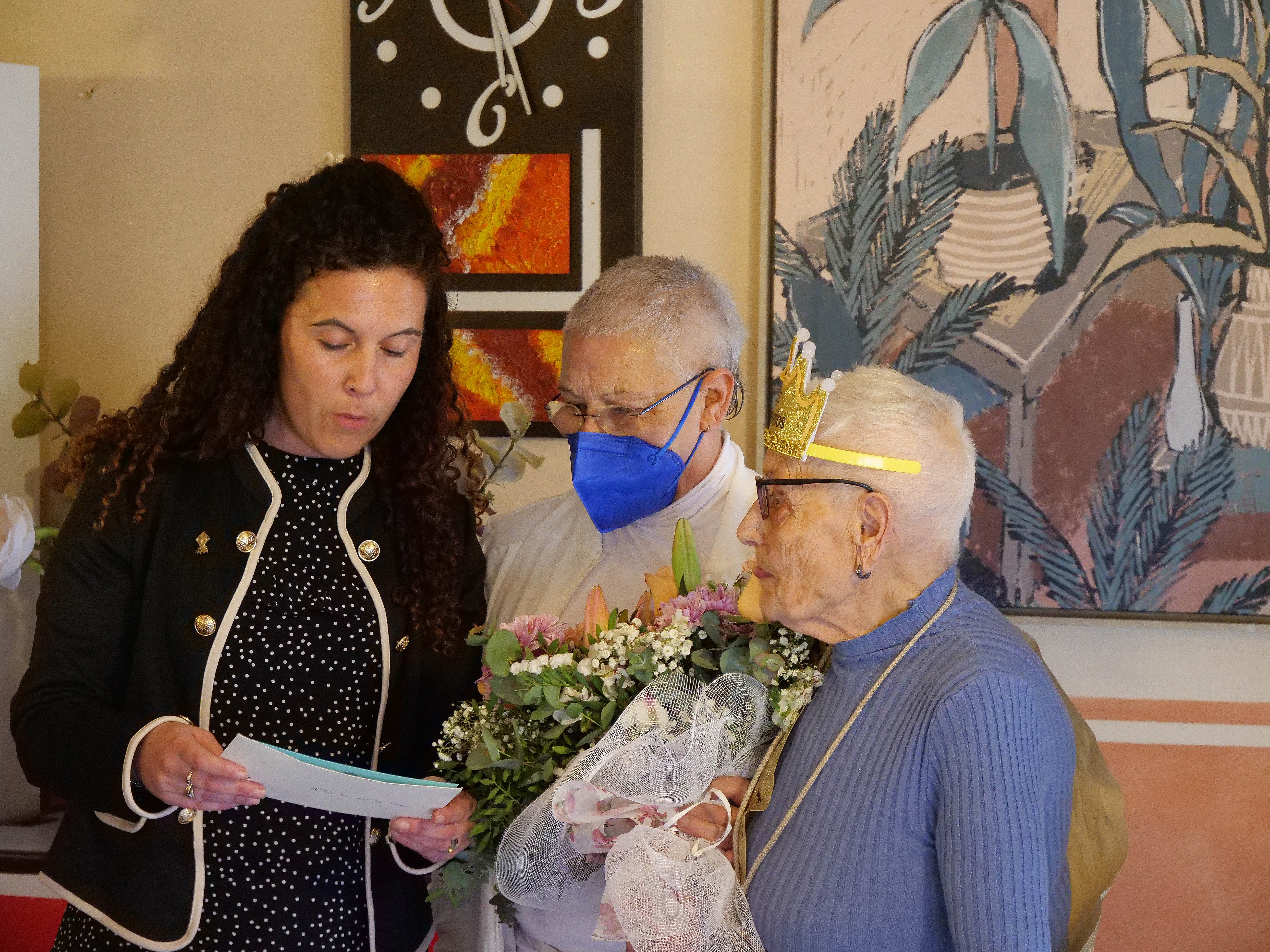 Maria Angustias Estrella Oñoro rep la Medalla dels Cent Anys en una emotiva festa familiar