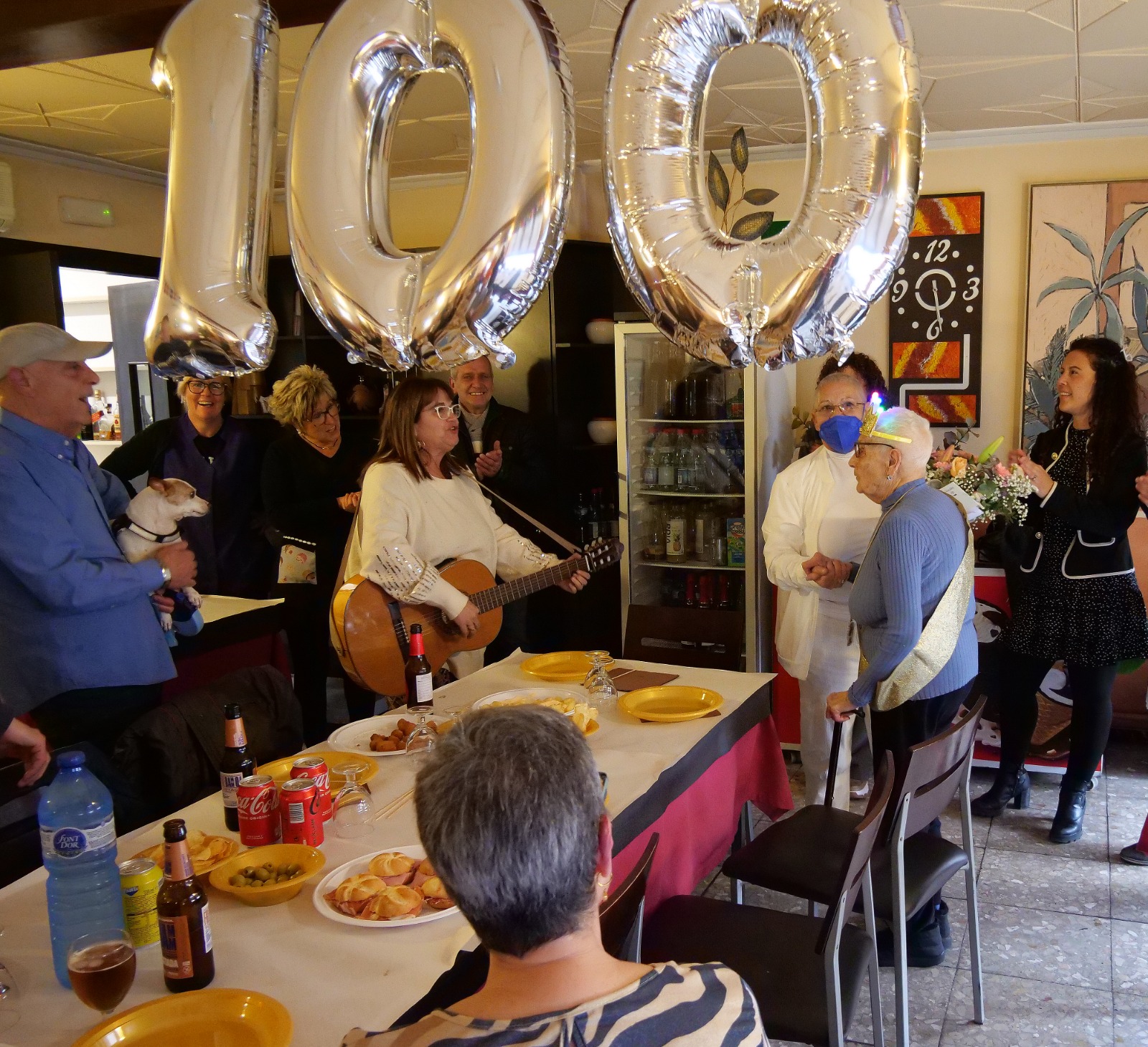 Maria Angustias Estrella Oñoro rep la Medalla dels Cent Anys en una emotiva festa familiar