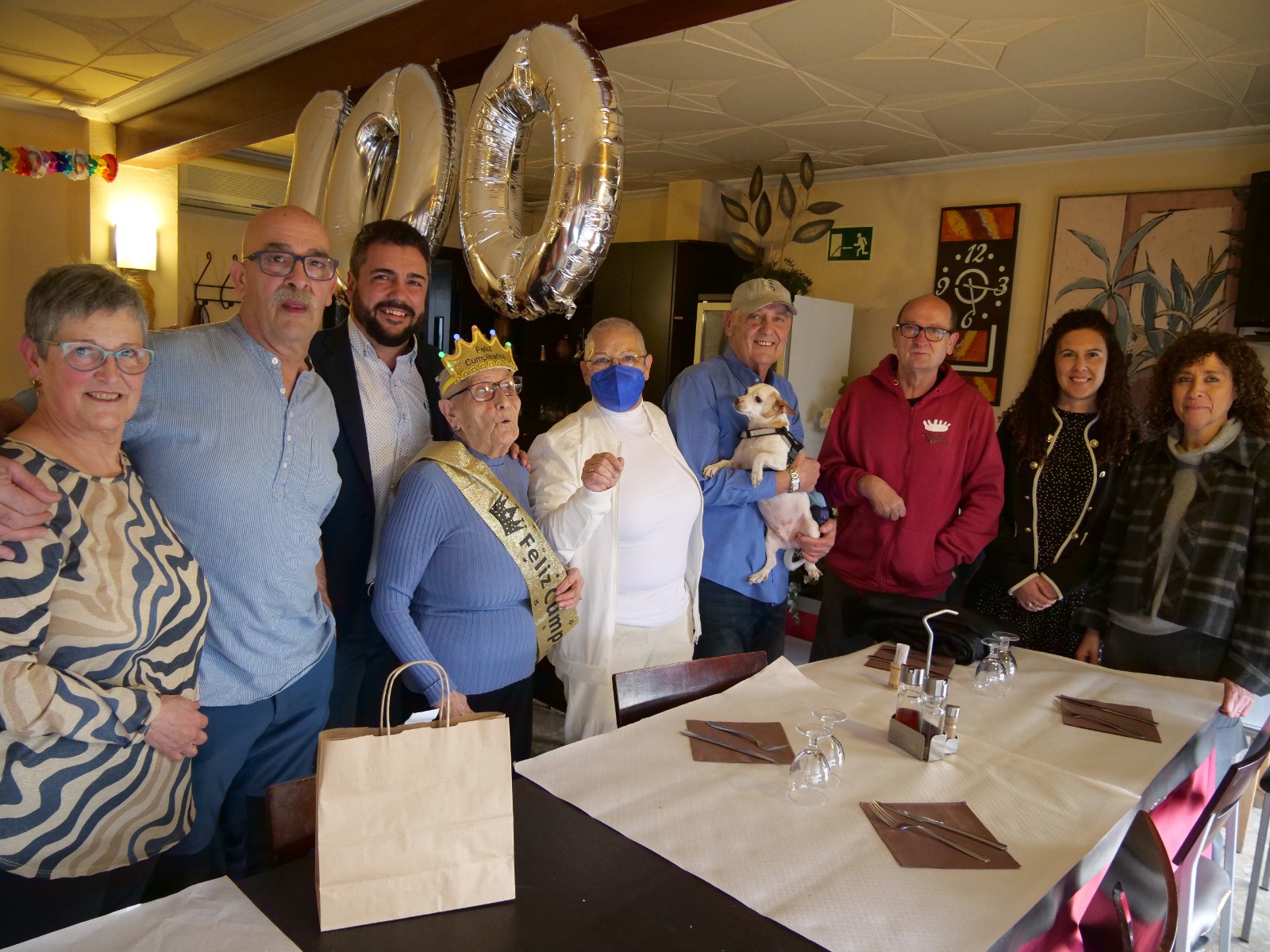 Maria Angustias Estrella Oñoro rep la Medalla dels Cent Anys en una emotiva festa familiar