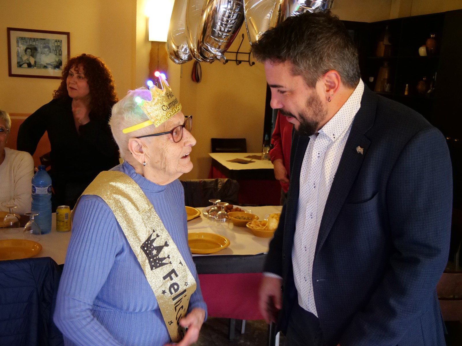 Maria Angustias Estrella Oñoro rep la Medalla dels Cent Anys en una emotiva festa familiar