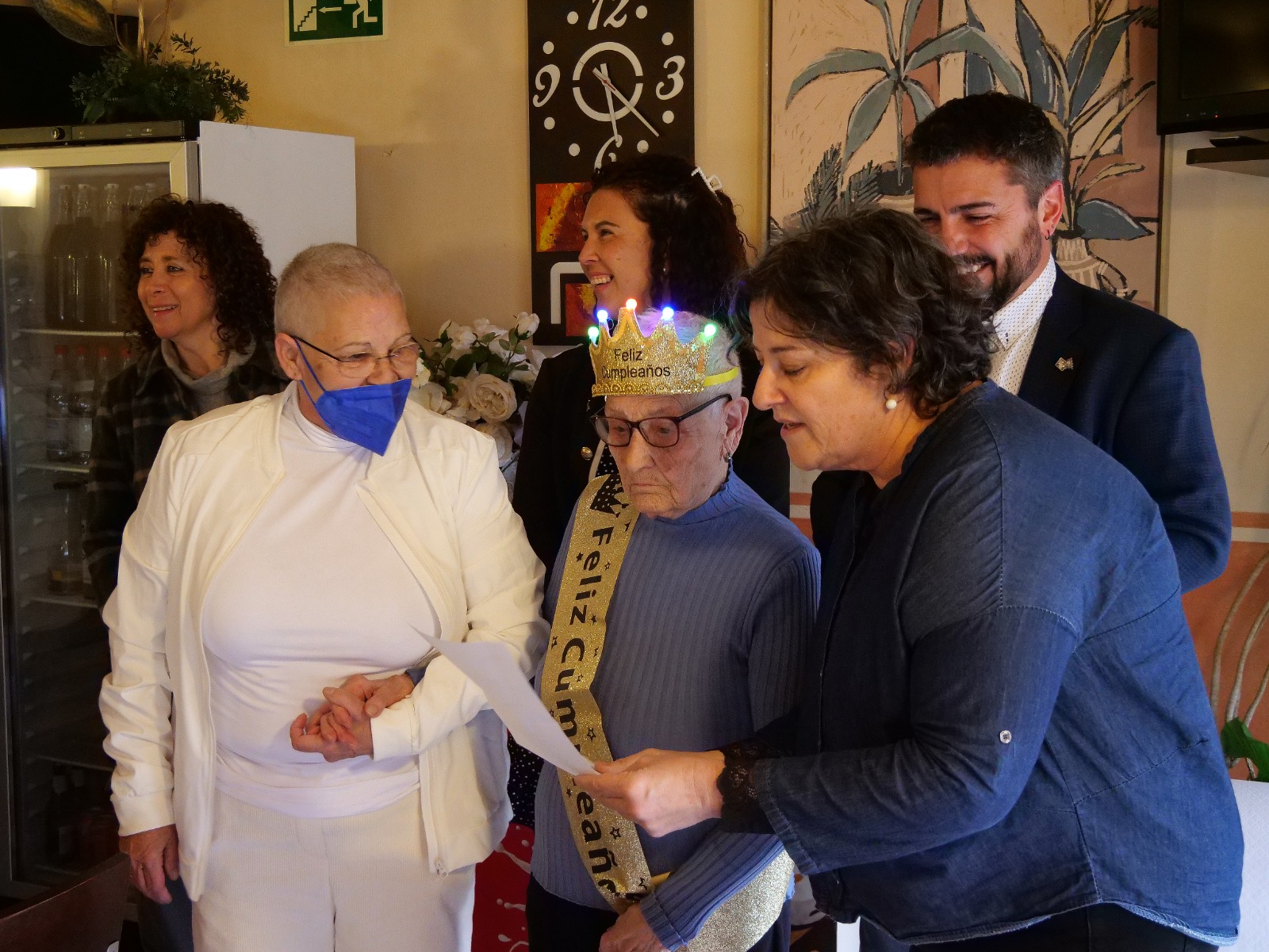 Maria Angustias Estrella Oñoro rep la Medalla dels Cent Anys en una emotiva festa familiar