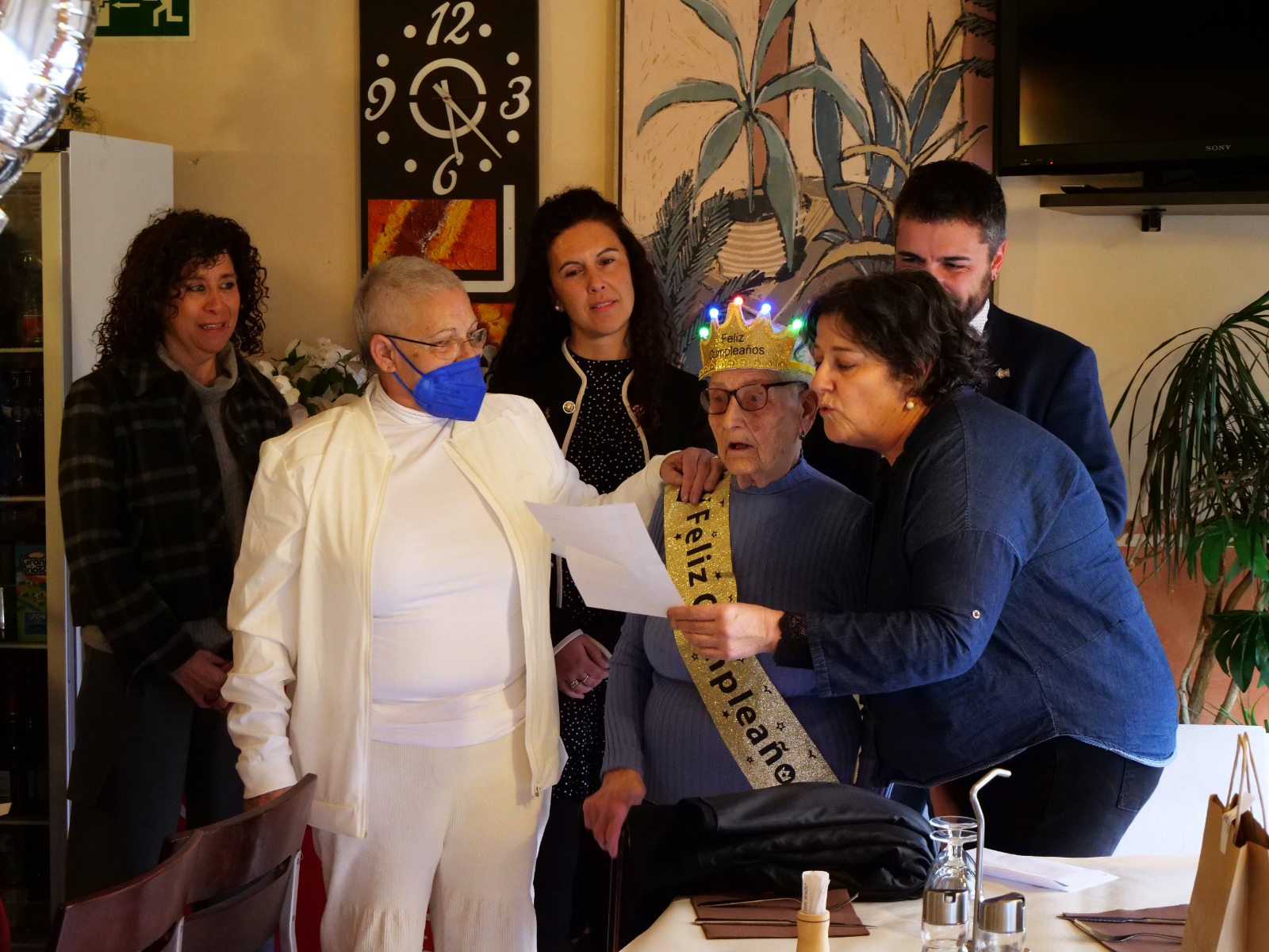 Maria Angustias Estrella Oñoro rep la Medalla dels Cent Anys en una emotiva festa familiar