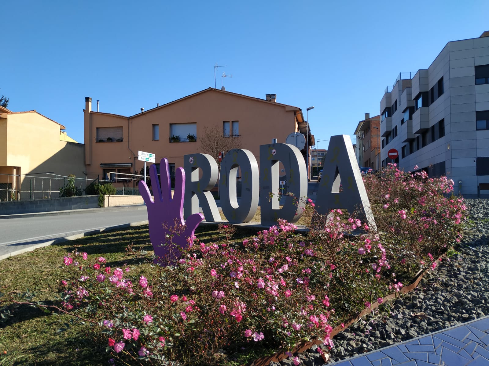Enganxada de cartells reivindicatiu del 25N al Pont Vell i plantada de mans violetes en contra la violència en vers les dones