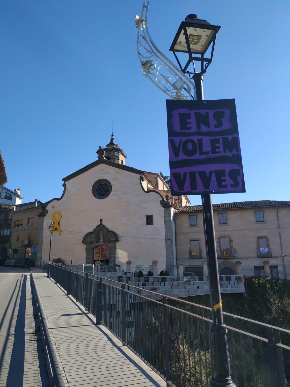 Enganxada de cartells reivindicatiu del 25N al Pont Vell i plantada de mans violetes en contra la violència en vers les dones