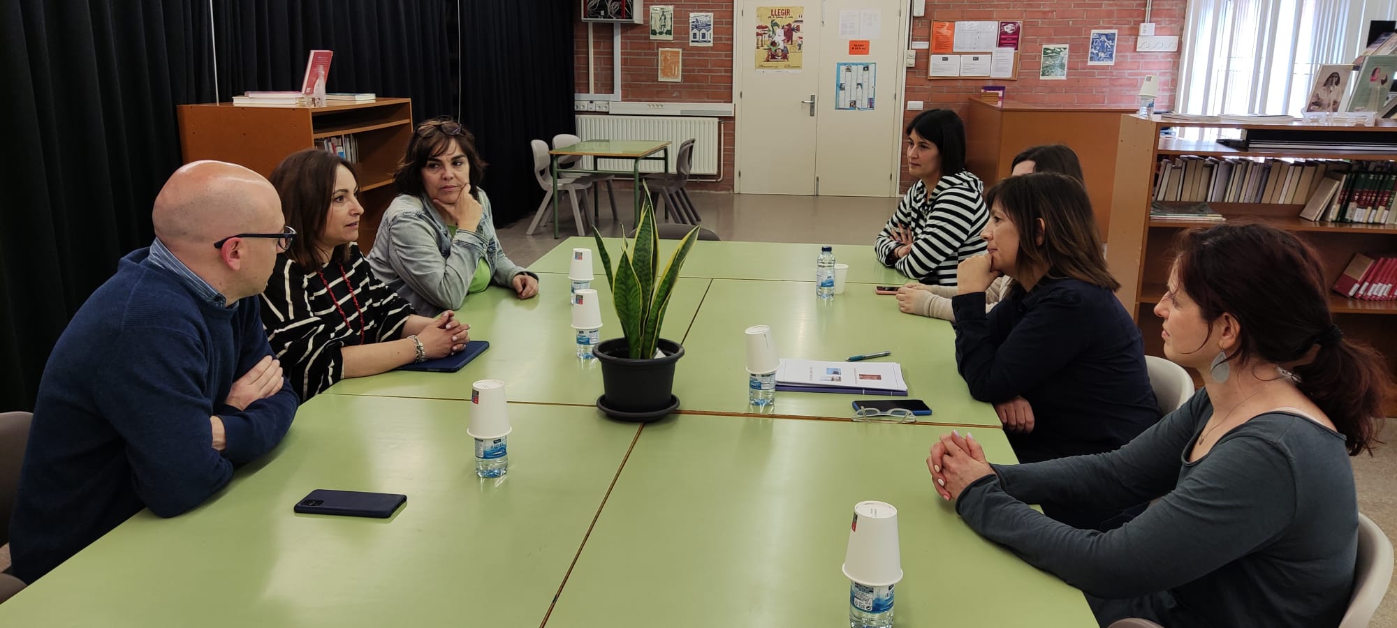 Un moment de la reunió que ha tingut lloc el divendres 31 de març de 2023 a la biblioteca de l'institut