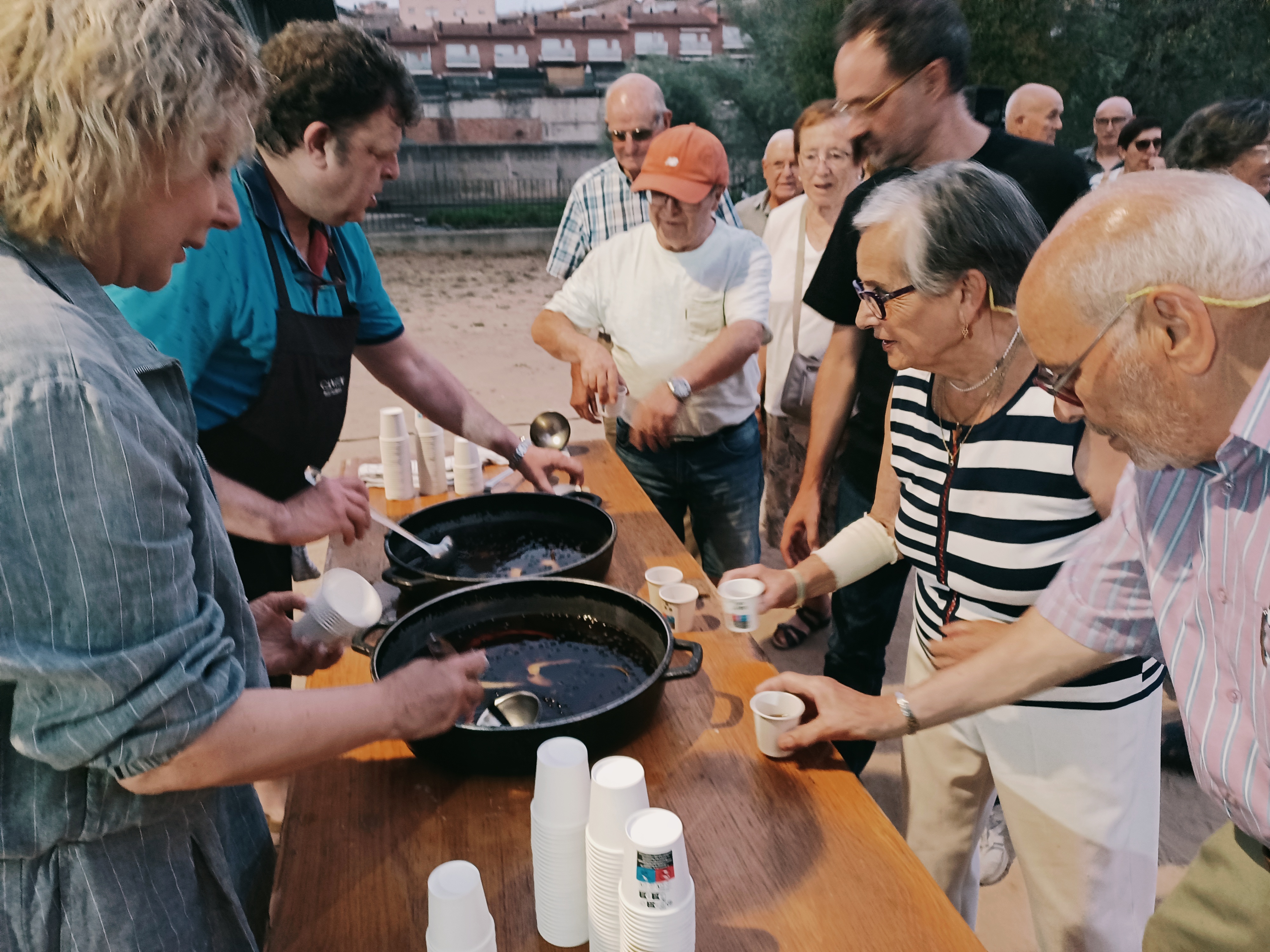 Comiat de festa amb la cantada d'havaneres i rom cremat, al Passeig del Ter.