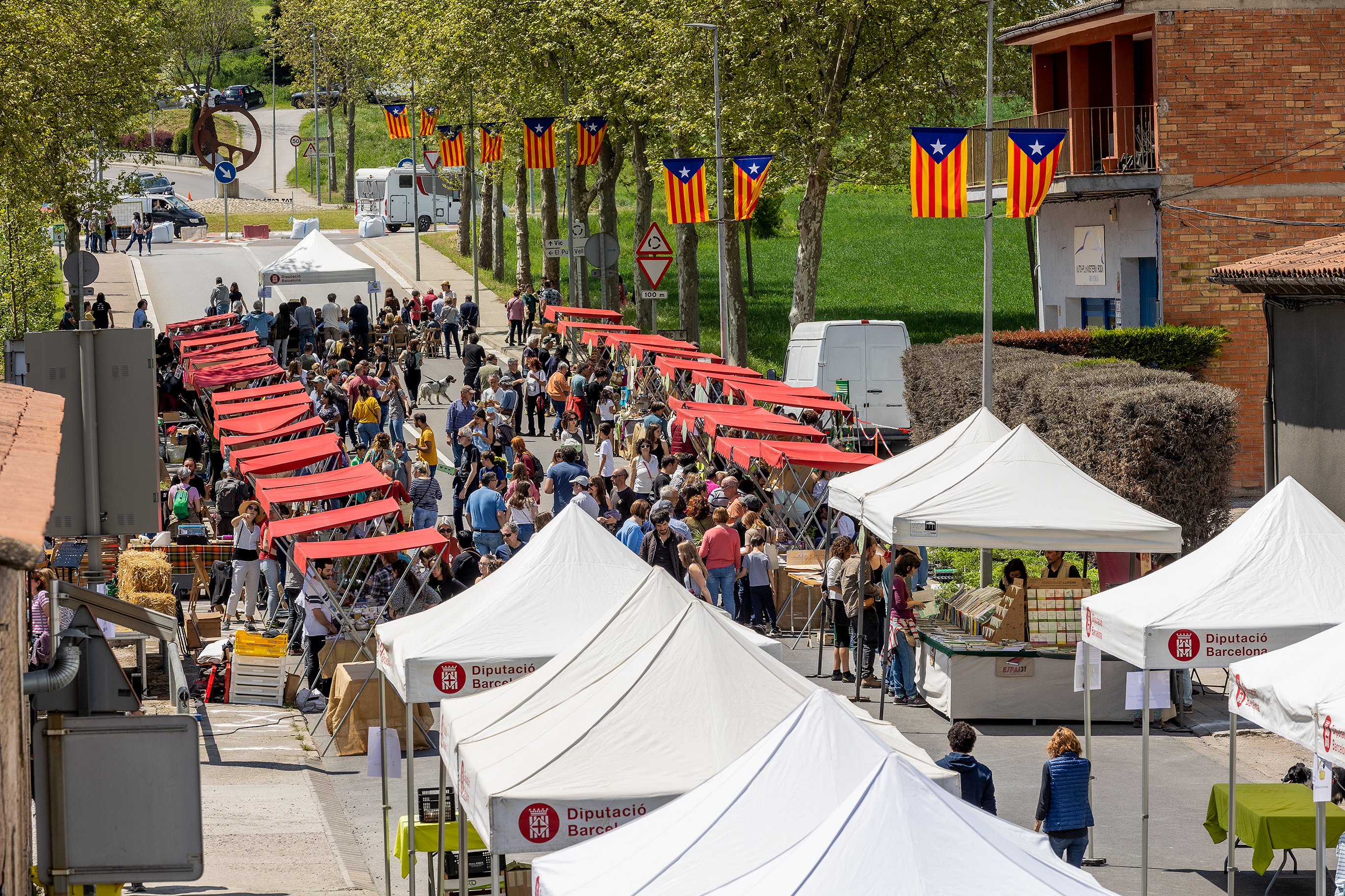 Imatges de la Fira de la Llavor del 2022, amb el tall de la C-153 per ubicar les parades