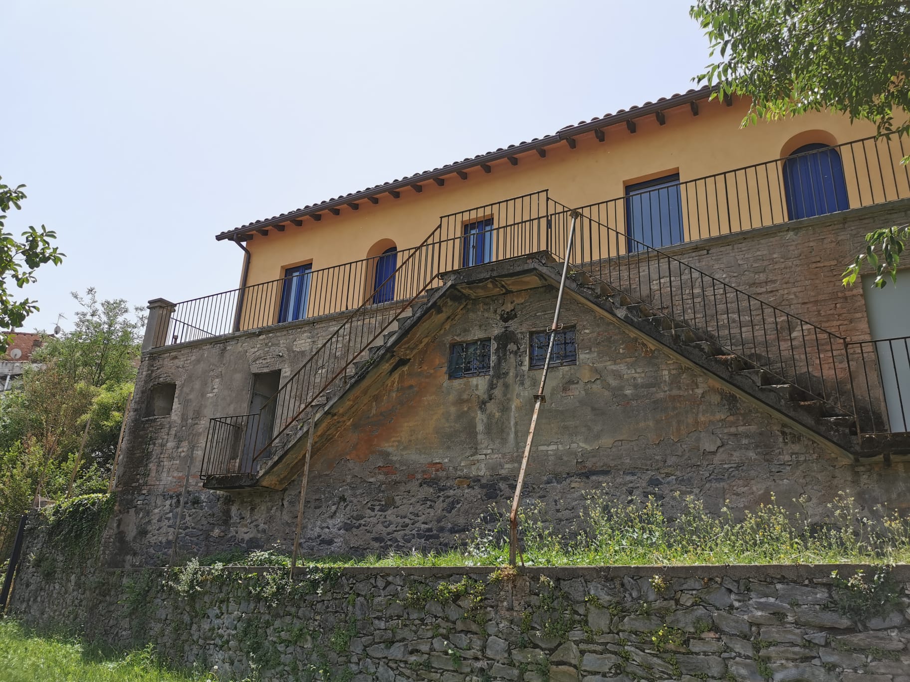 Imatge de la façana del darrera i del jardí, abans d'iniciar les obres