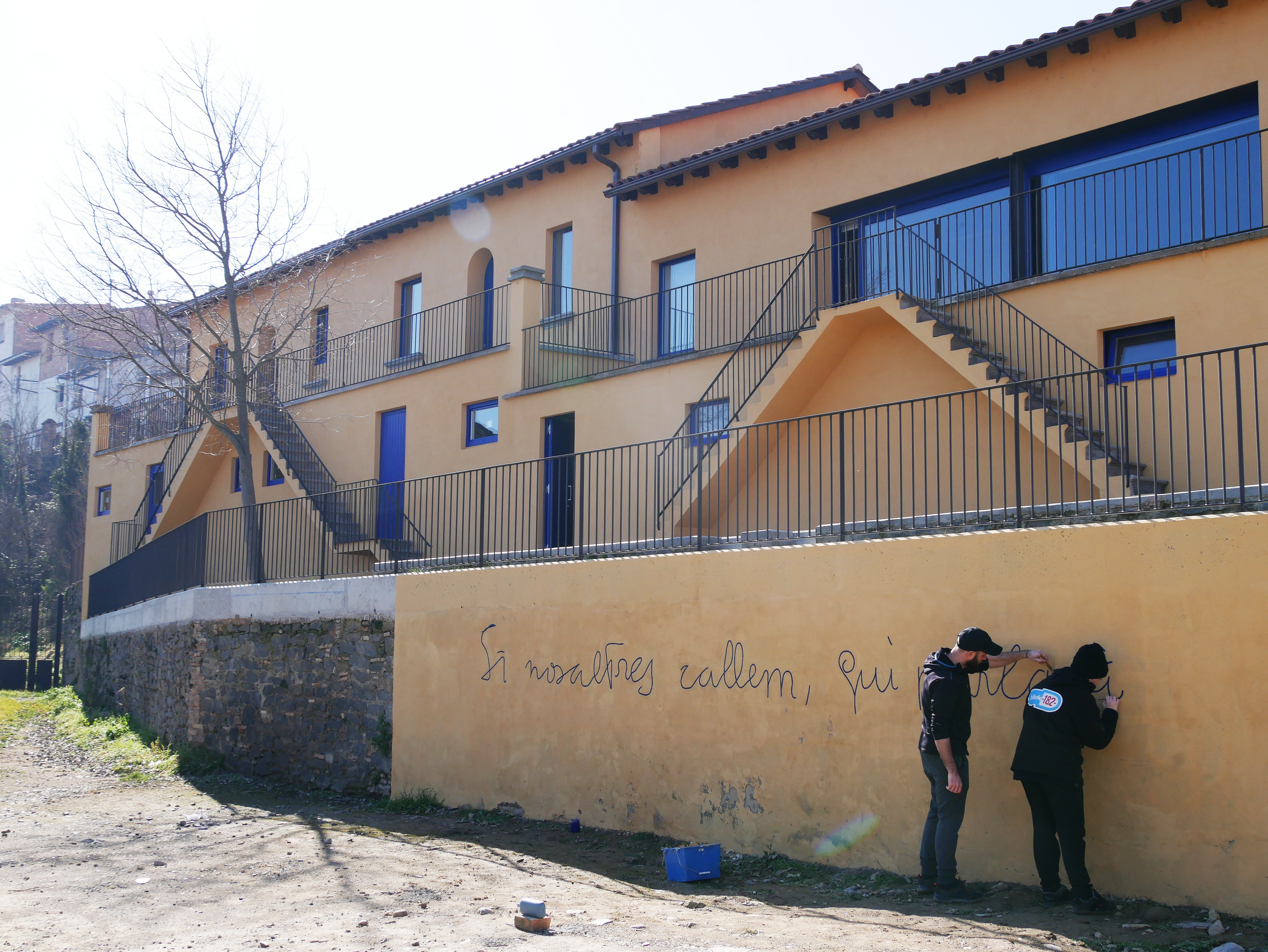 La pintada d'un mural de l'artista i dissenyador Gerard Rodríguez va culminar fa uns dies la primera fase de les obres d'adequació de la futura Casa Museu Miquel Martí i Pol de Roda de Ter