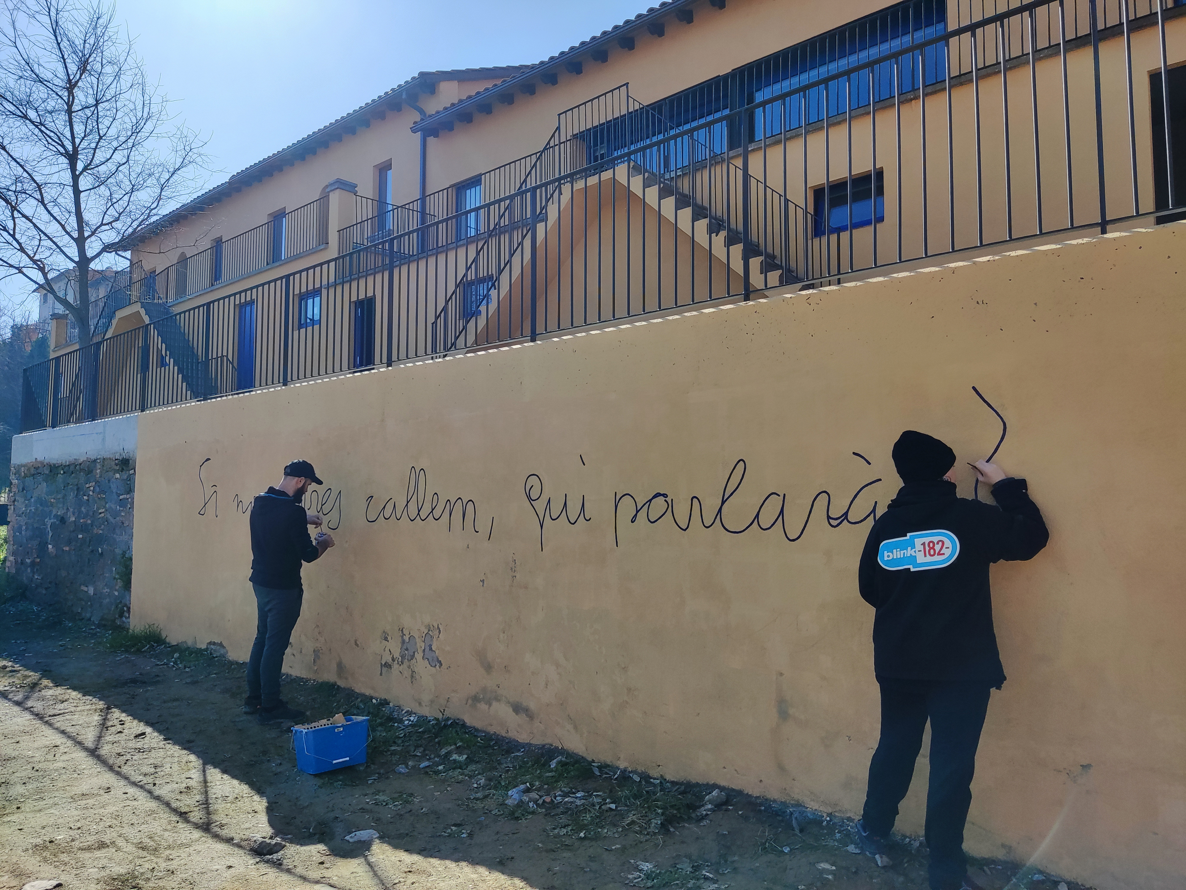 La pintada d'un mural de l'artista i dissenyador Gerard Rodríguez va culminar fa uns dies la primera fase de les obres d'adequació de la futura Casa Museu Miquel Martí i Pol de Roda de Ter