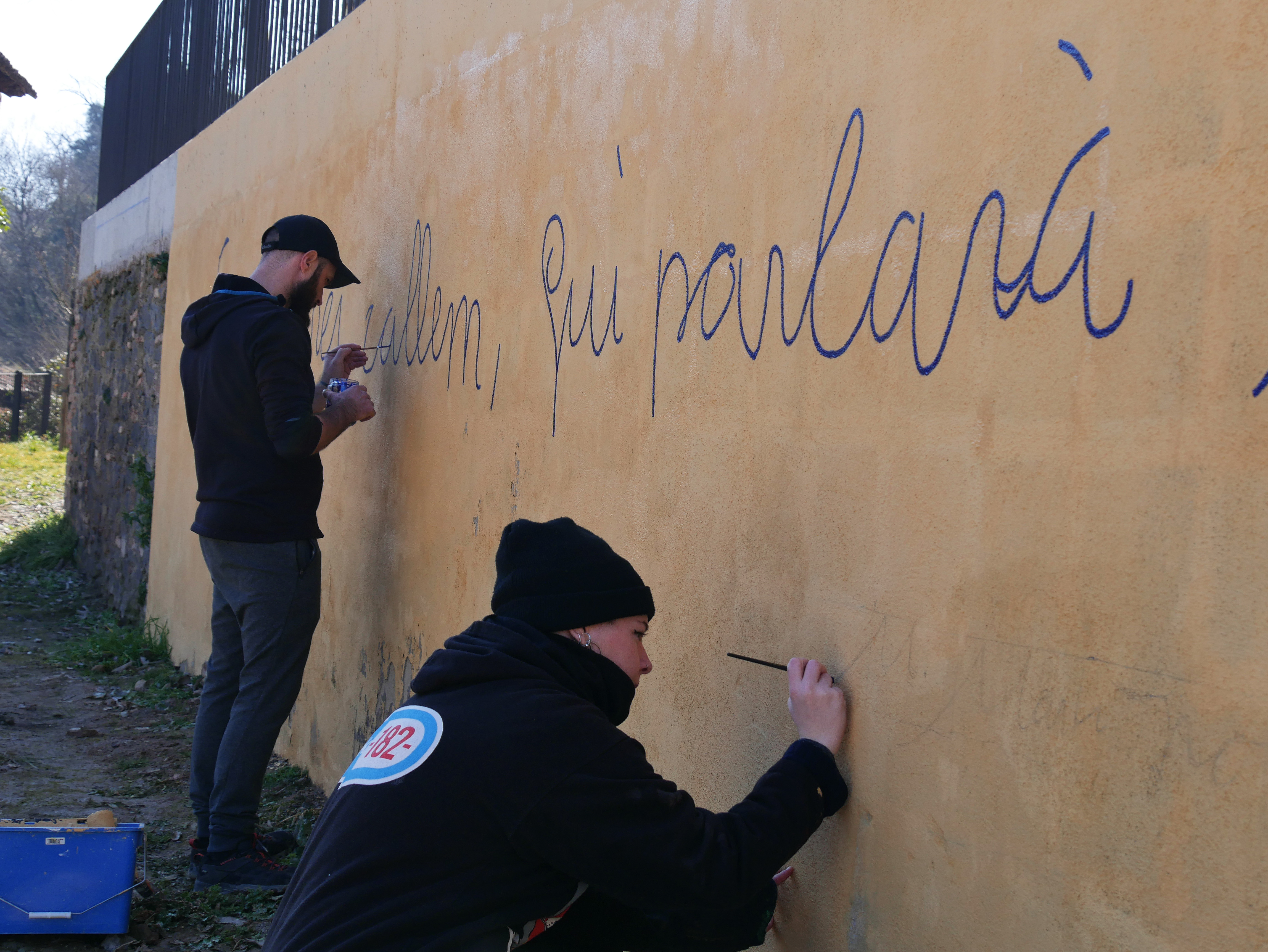 La pintada d'un mural de l'artista i dissenyador Gerard Rodríguez va culminar fa uns dies la primera fase de les obres d'adequació de la futura Casa Museu Miquel Martí i Pol de Roda de Ter