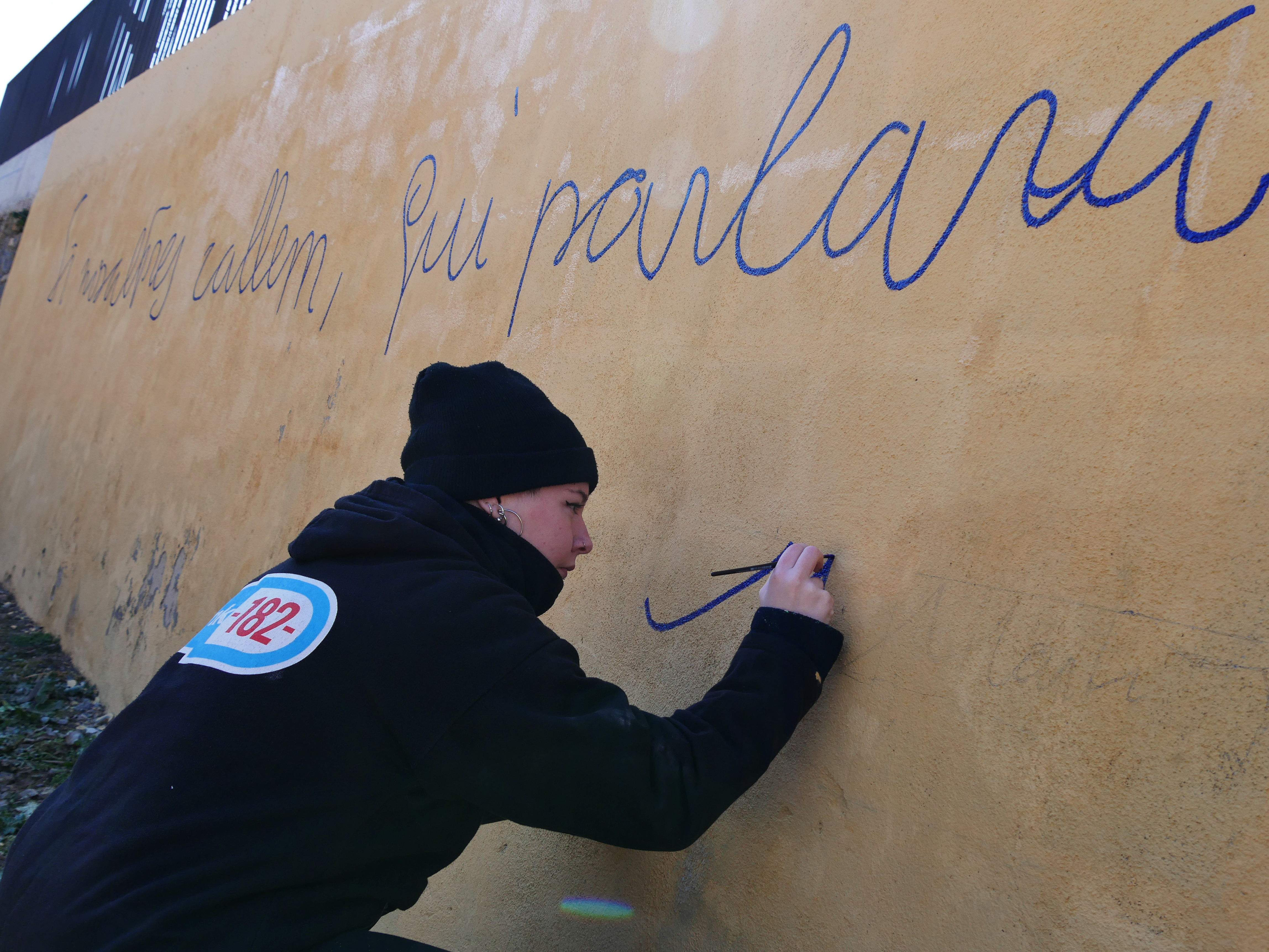 La pintada d'un mural de l'artista i dissenyador Gerard Rodríguez va culminar fa uns dies la primera fase de les obres d'adequació de la futura Casa Museu Miquel Martí i Pol de Roda de Ter