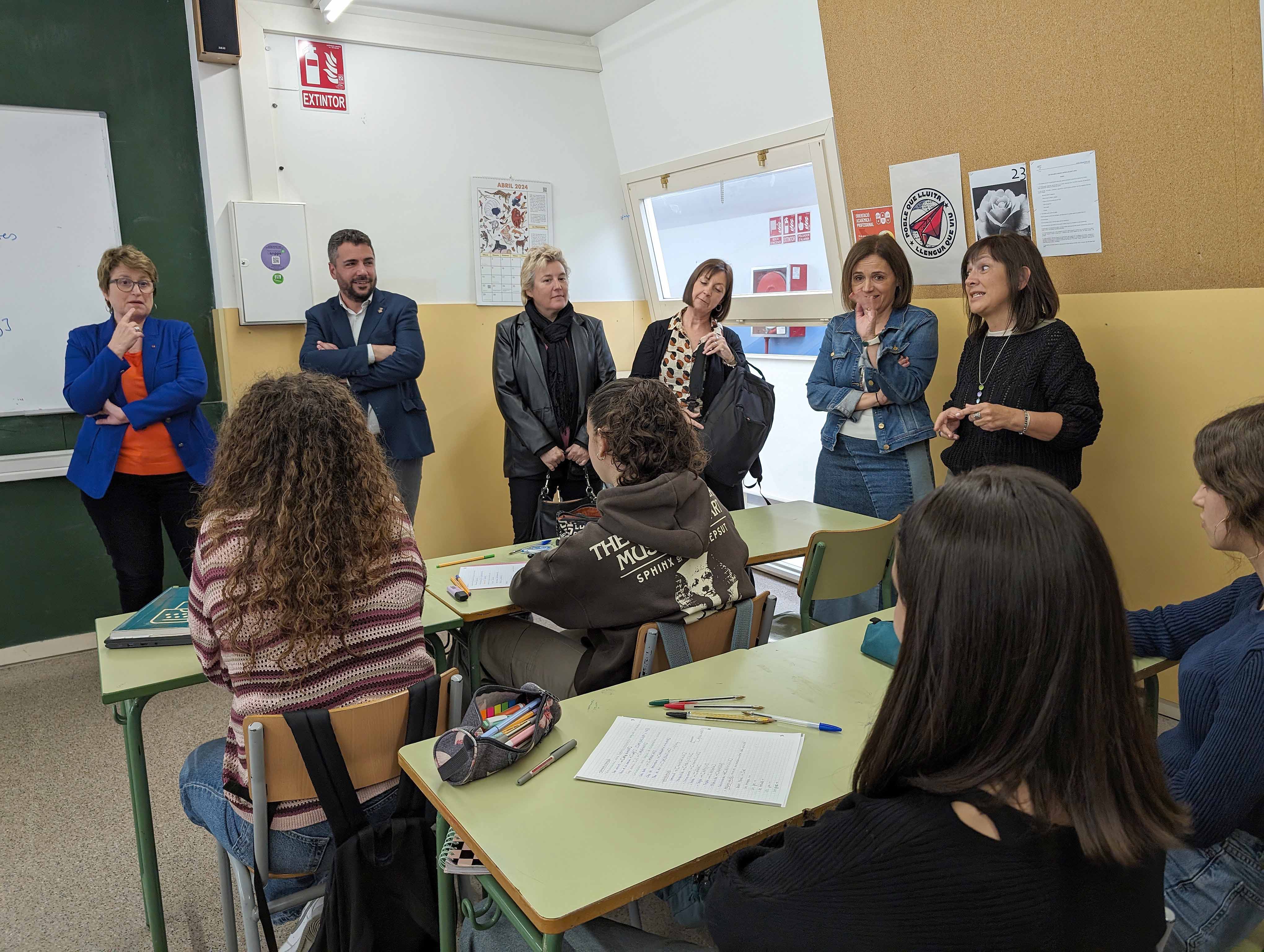 Visita de la consellera d'Educació, Anna Simó, a l'Institut Miquel Martí i Pol de Roda de Ter