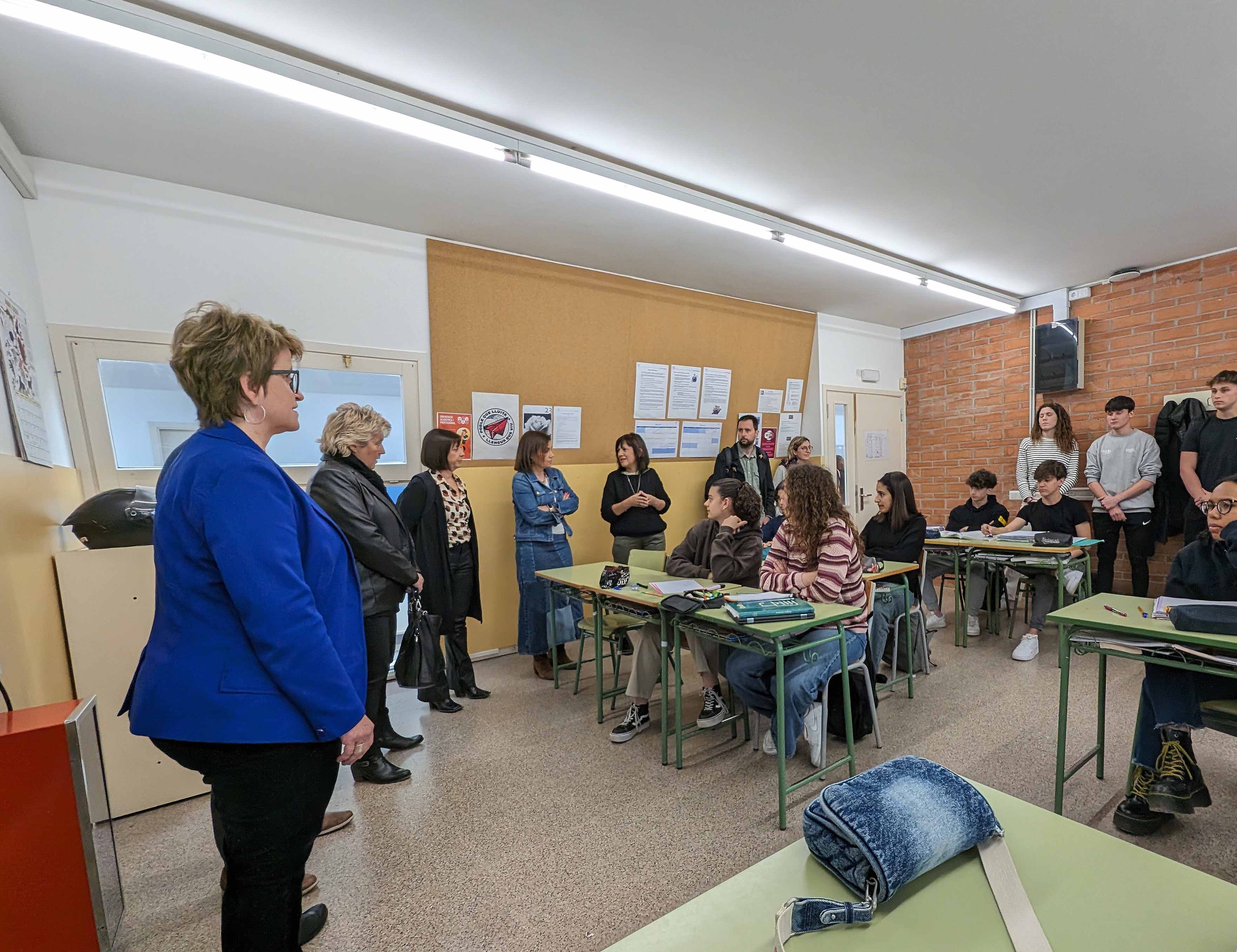 Visita de la consellera d'Educació, Anna Simó, a l'Institut Miquel Martí i Pol de Roda de Ter