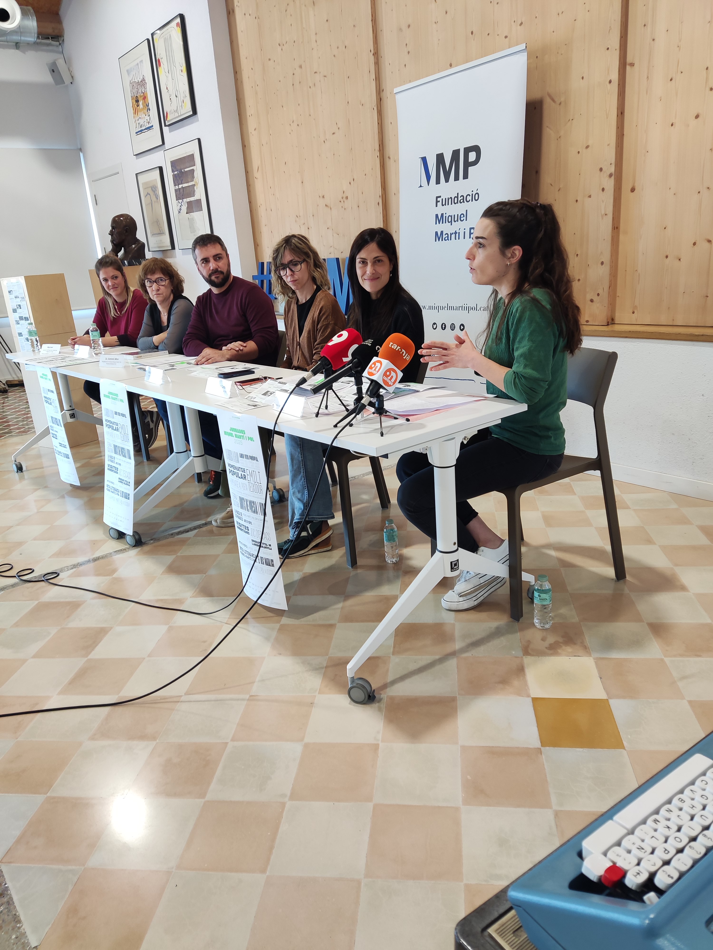 Roda de premsa de presentaci&oacute; de les Jornades MMP 2025, a la seu de la Fundaci&oacute; Miquel Mart&iacute; i Pol.