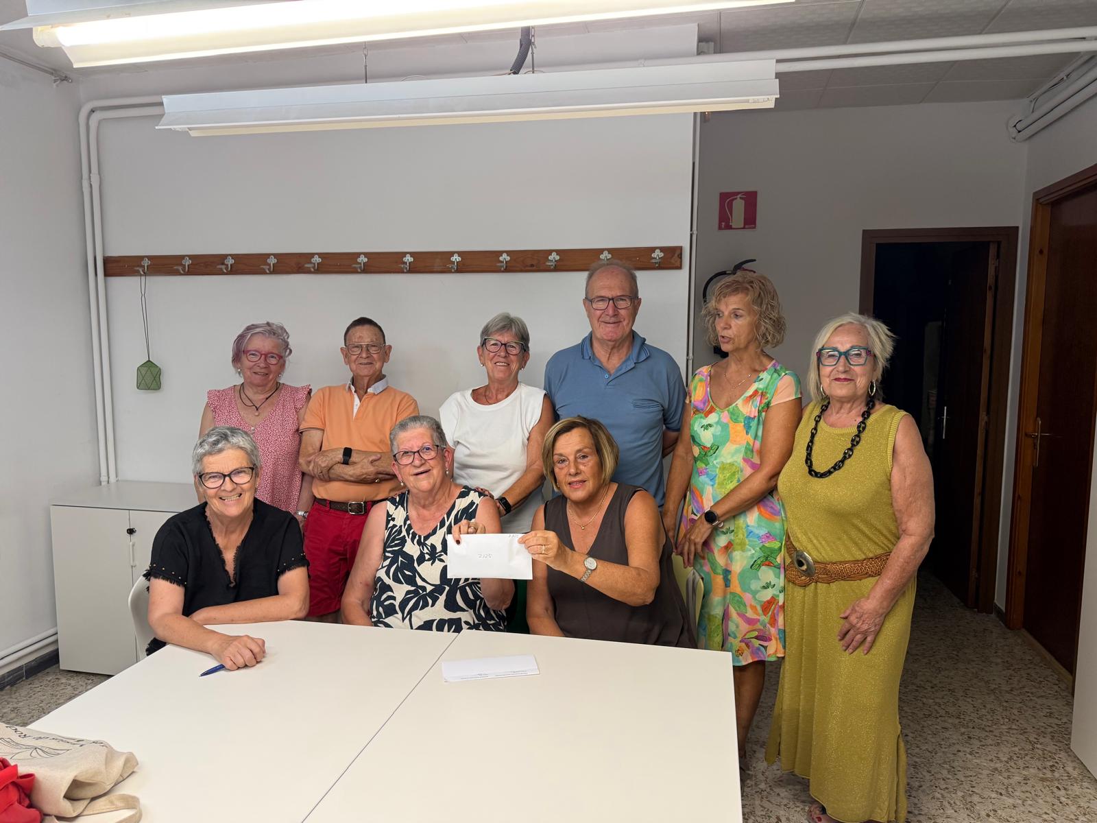 El Casal del Pensionista Carme Vila Formosa lliura 2.125 euros a l'Associació Osona Contra el Càncer
