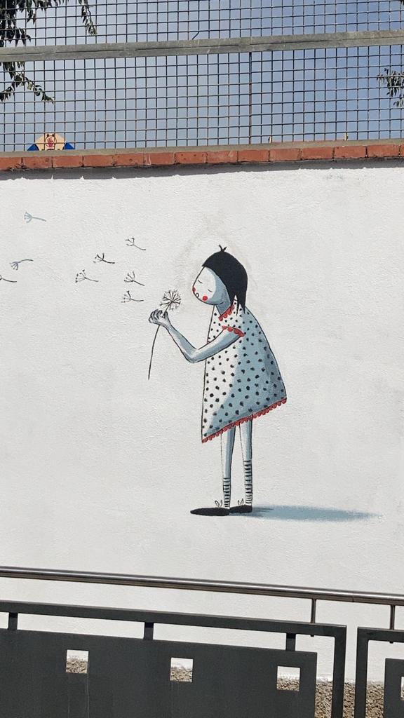Imatges del procés de creació del mural del Pont amb la il·lustradora Laura Sauret