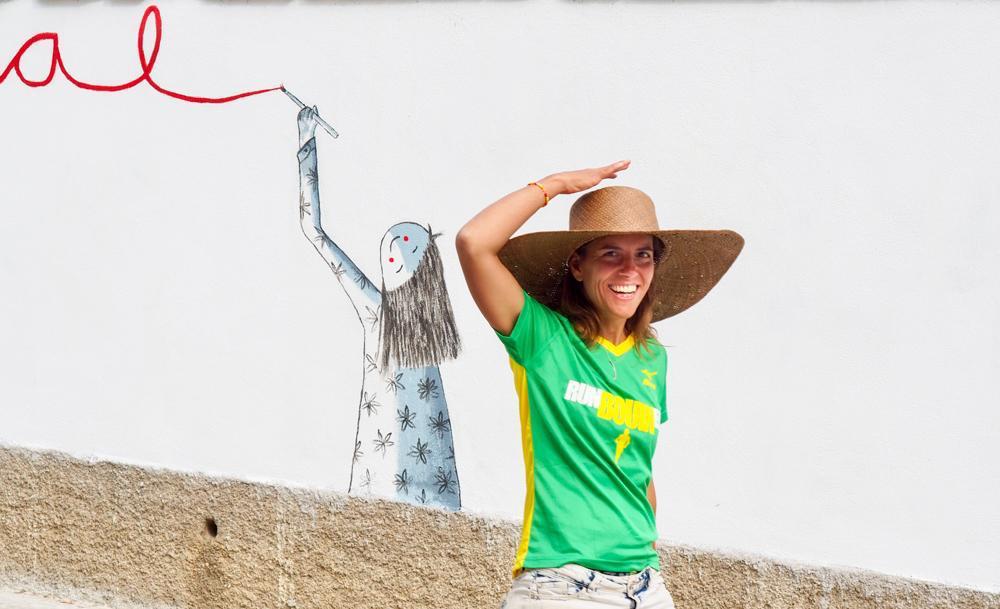 Imatges del procés de creació del mural del Pont amb la il·lustradora Laura Sauret