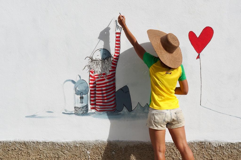 Imatges del procés de creació del mural del Pont amb la il·lustradora Laura Sauret