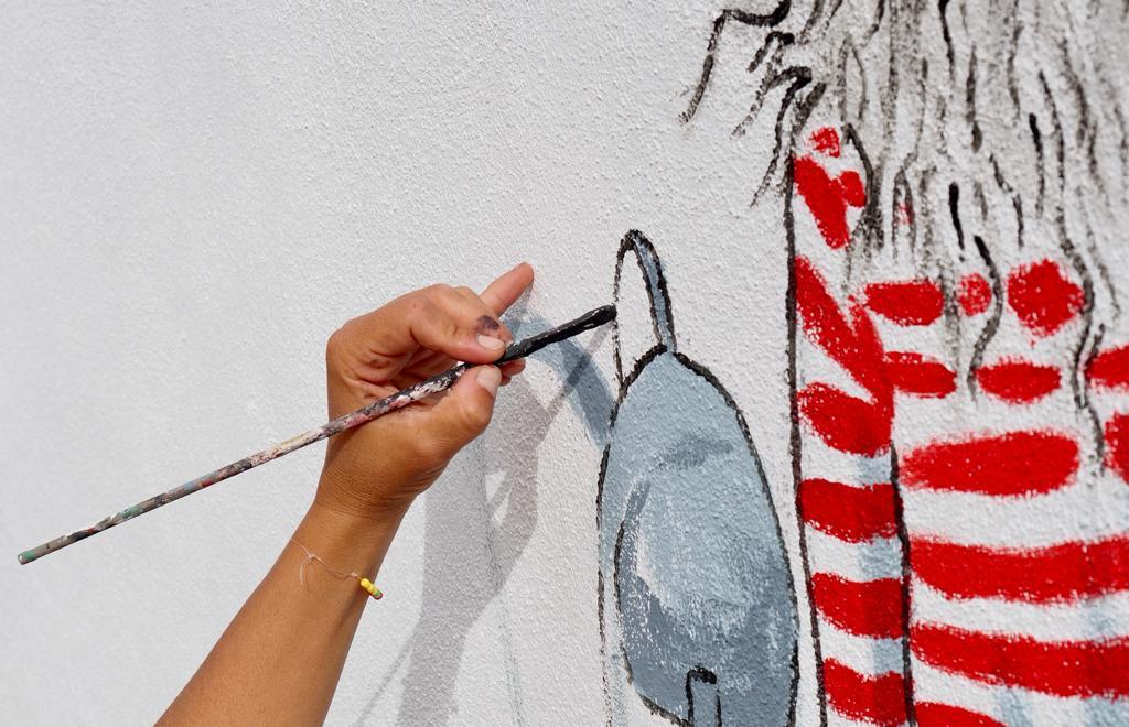 Imatges del procés de creació del mural del Pont amb la il·lustradora Laura Sauret