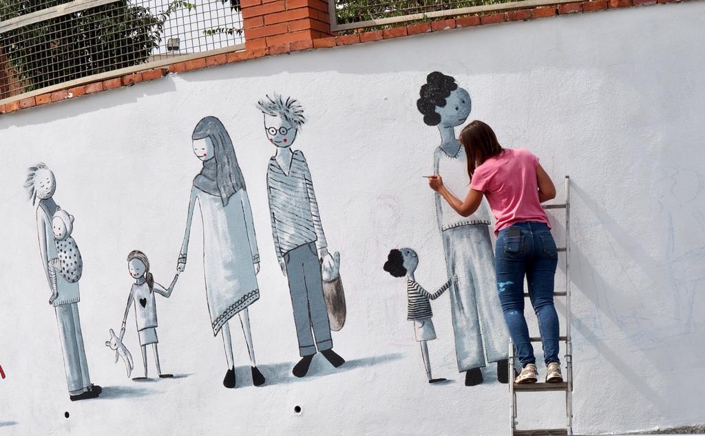 Imatges del procés de creació del mural del Pont amb la il·lustradora Laura Sauret