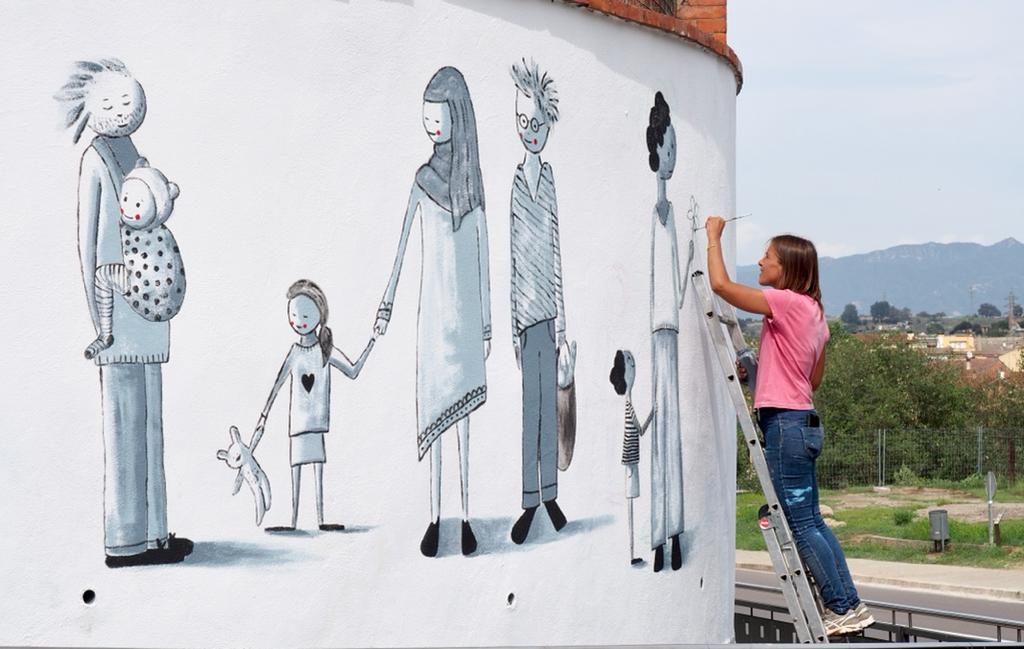 Imatges del procés de creació del mural del Pont amb la il·lustradora Laura Sauret