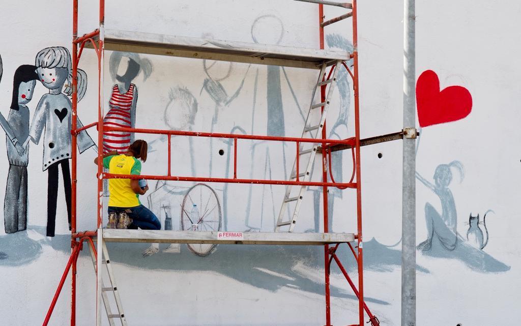 Imatges del procés de creació del mural del Pont amb la il·lustradora Laura Sauret