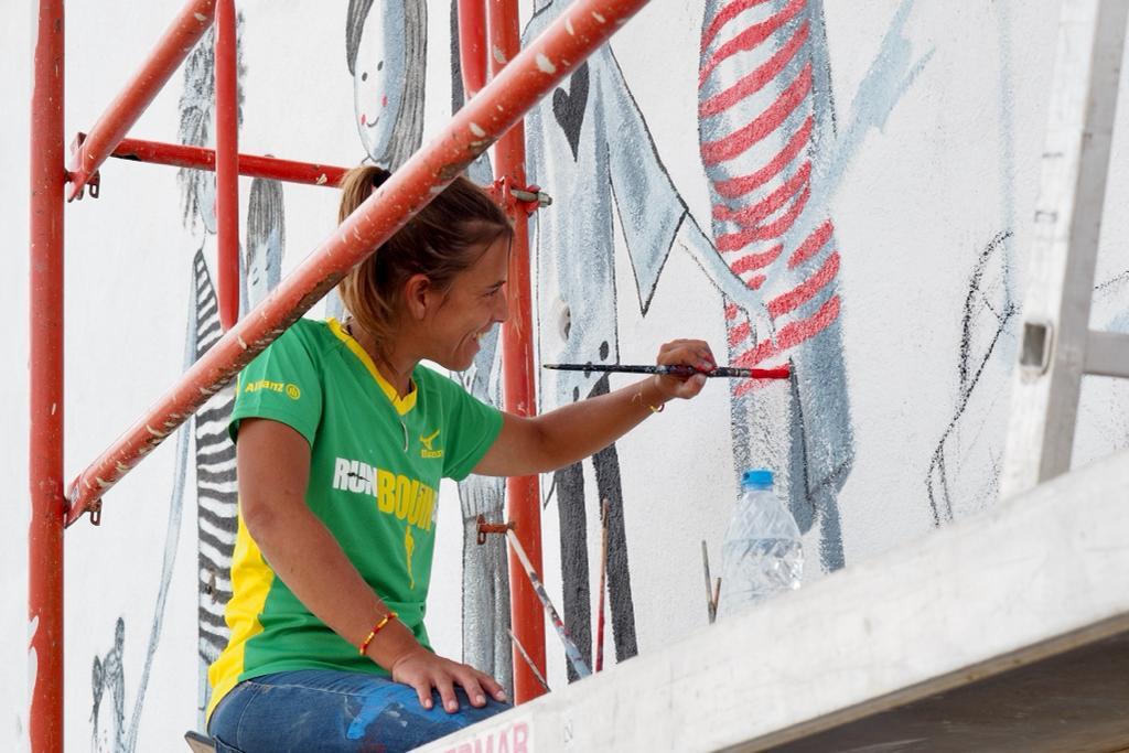 Imatges del procés de creació del mural del Pont amb la il·lustradora Laura Sauret