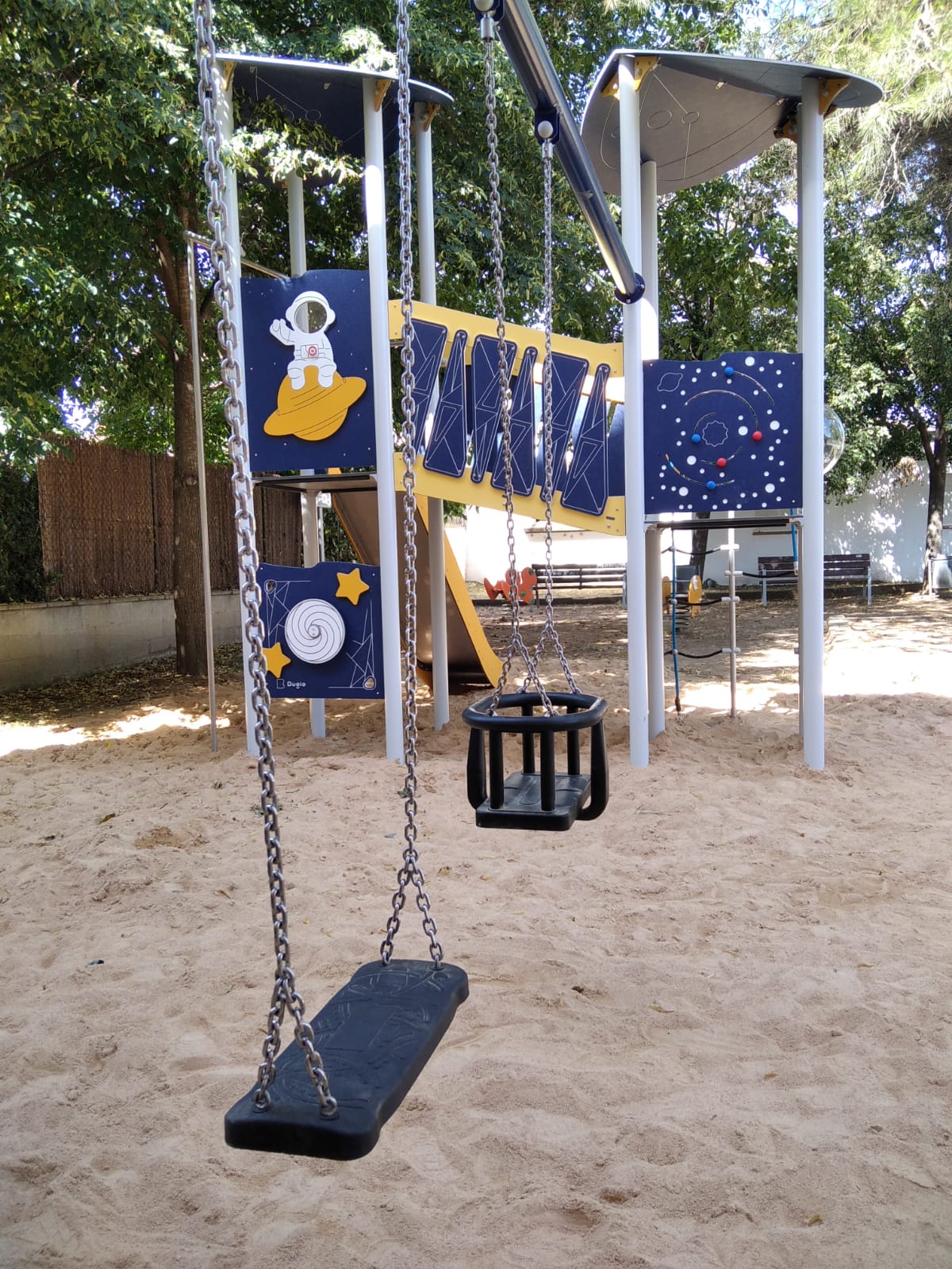 Aquest és el nou joc modular del parc infantil del carrer Pla de la Capella