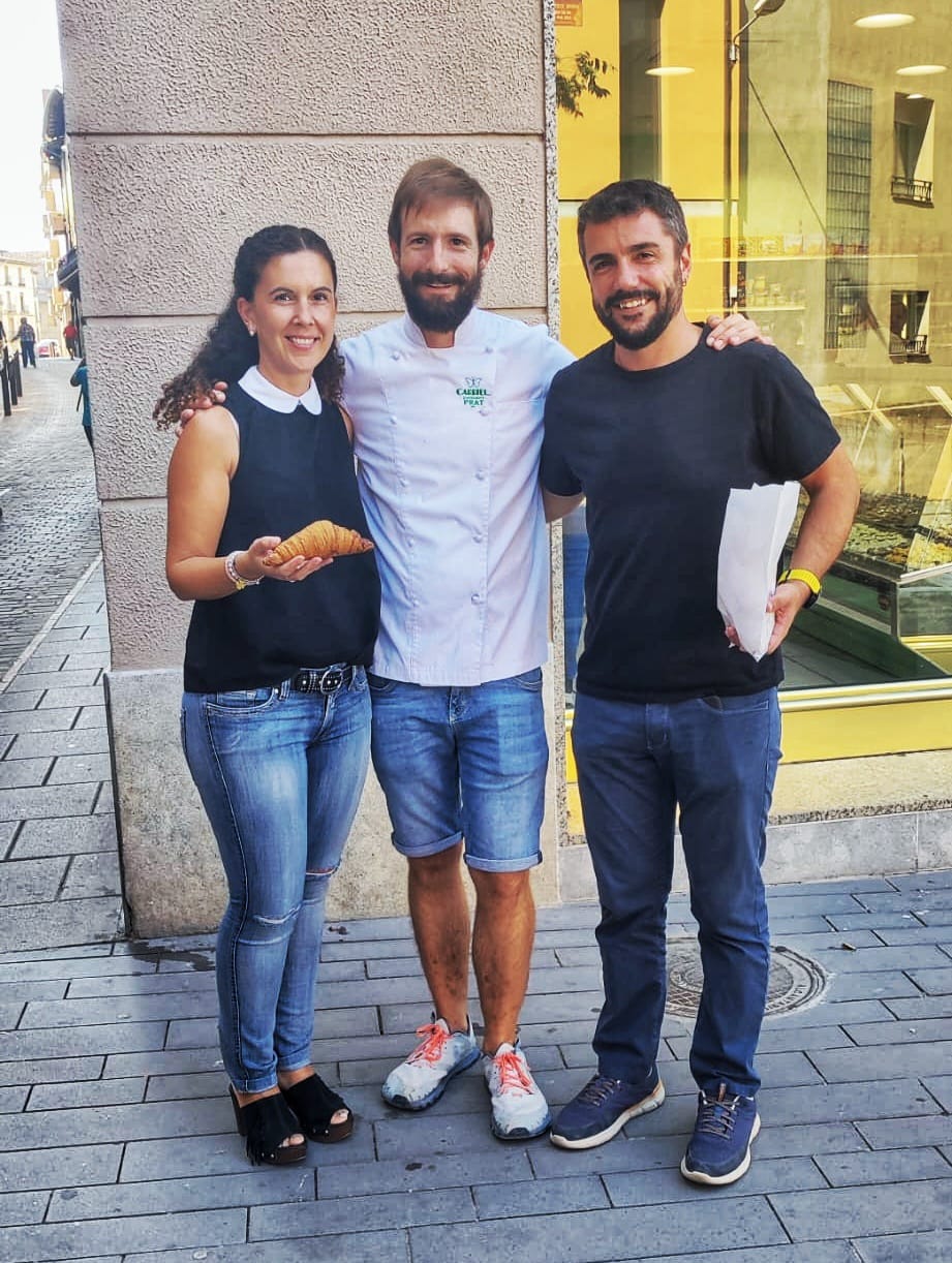 L'alcalde i la regidora de Promoció Econòmica feliciten Gil Prat pel premi al millor croissant artesà de mantega 