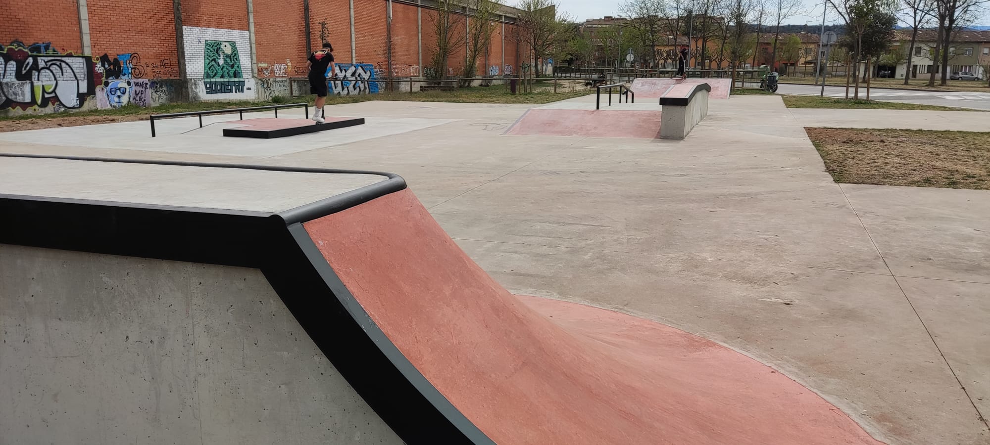   Imatge de l'skatepark, situat davant de l'Institut Miquel Martí i Pol.
