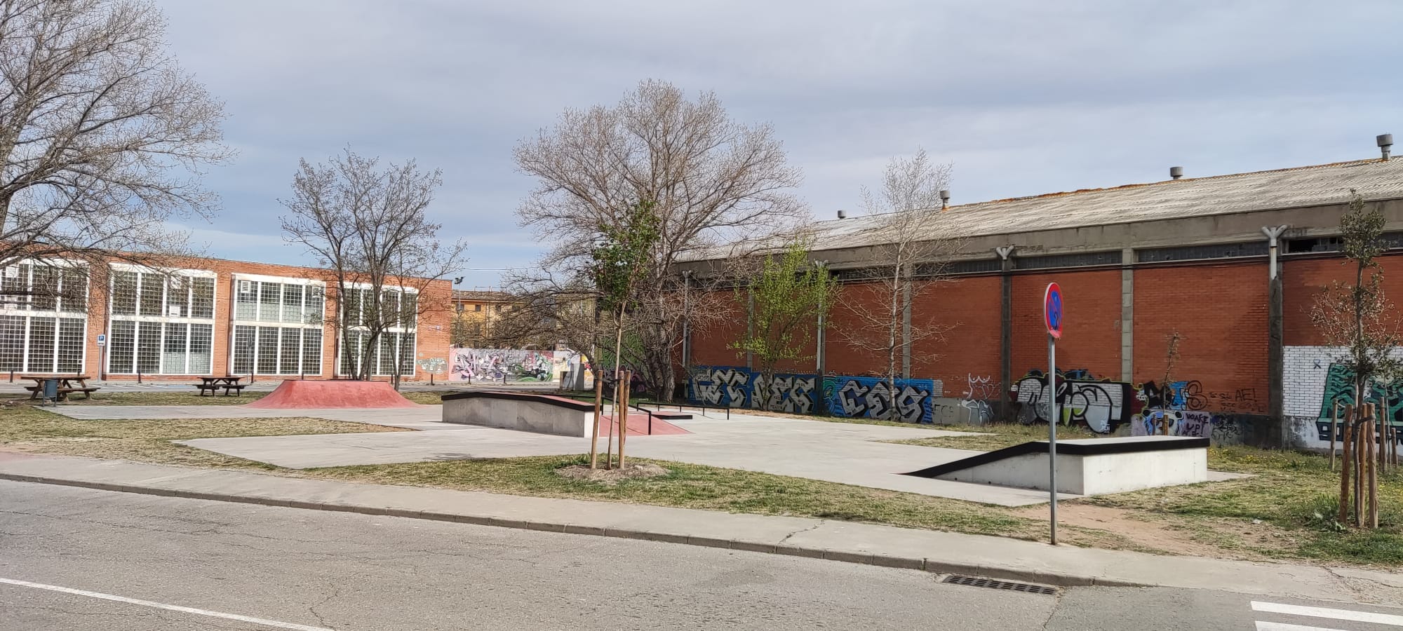   Imatge de l'skatepark, situat davant de l'Institut Miquel Martí i Pol.