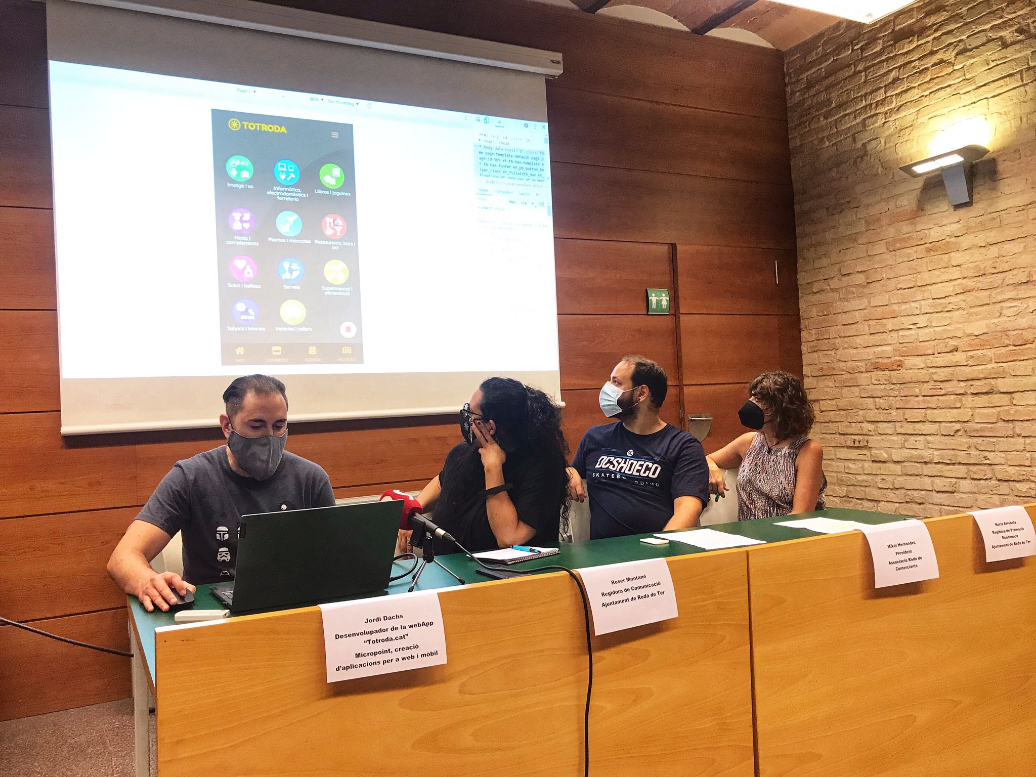 Un moment de la roda de premsa, on es veu com el desenvolupador del projecte, Jordi Dachs, feia l'explicació de la nova eina, acompanyat per la regidora Roser Montané; el president d'ARC, Mikel Hernández; i la regidora Núria Arrebola.