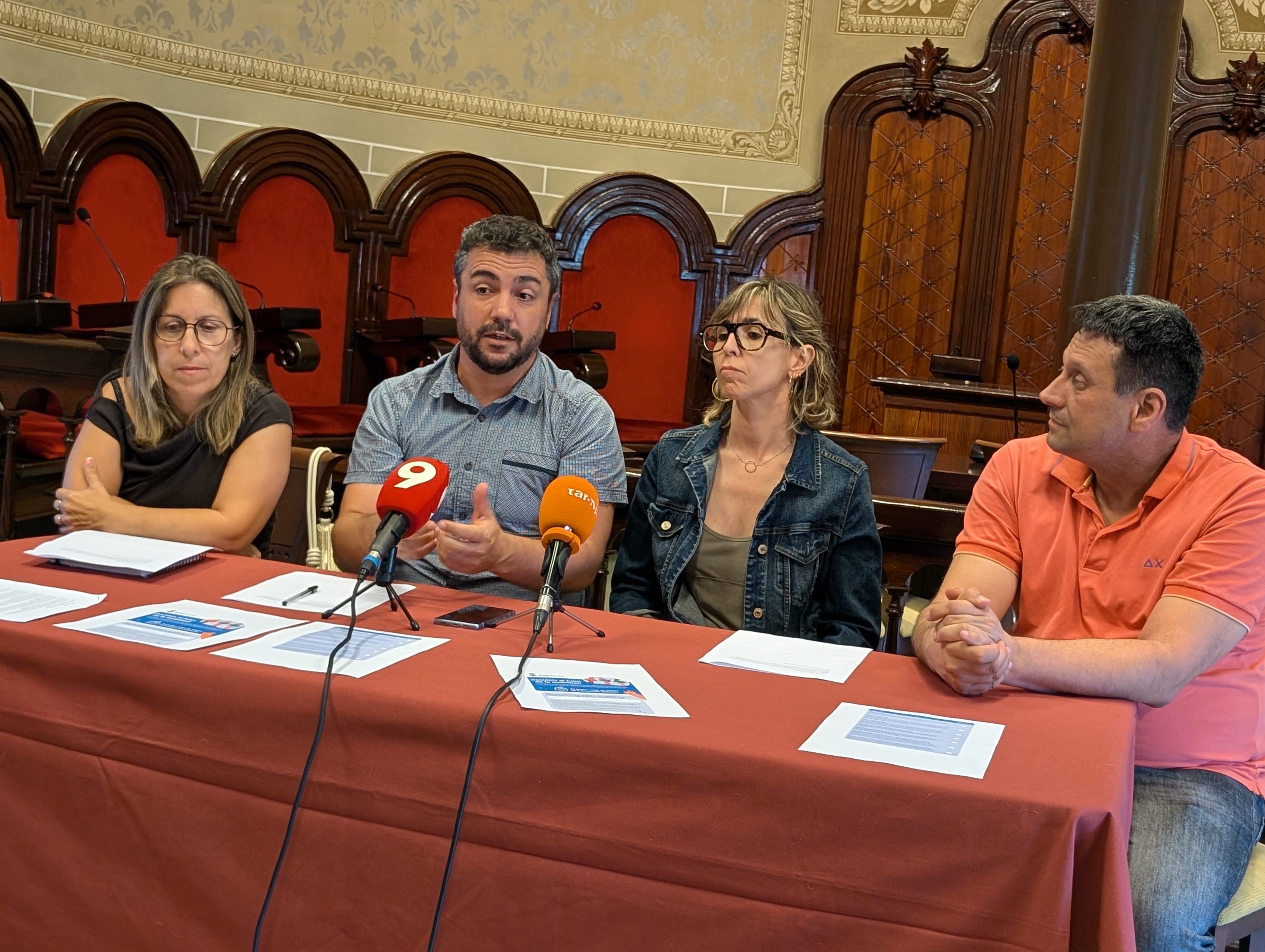 Imatge de la roda de premsa que va tenir lloc el dimarts 30 de juny, a la sala de plens de l'Ajuntament de Roda de Ter. 