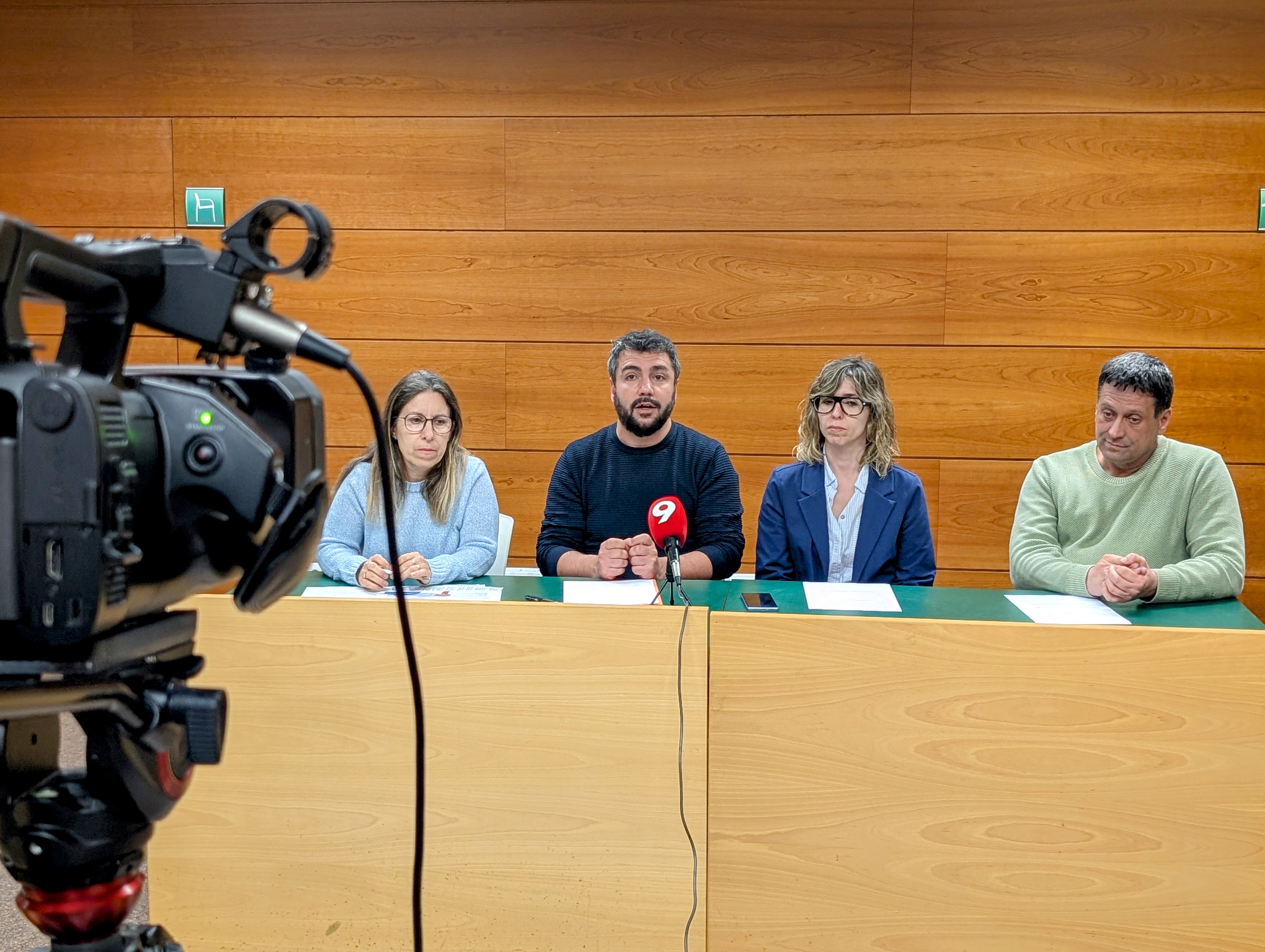 Imatge amb els representats de la Taula del Tr&agrave;nsit, amb l'alcalde Toni Mas, al finalitzar la roda de premsa que es va fer a la sala polivalent de la Biblioteca Bac de Roda.