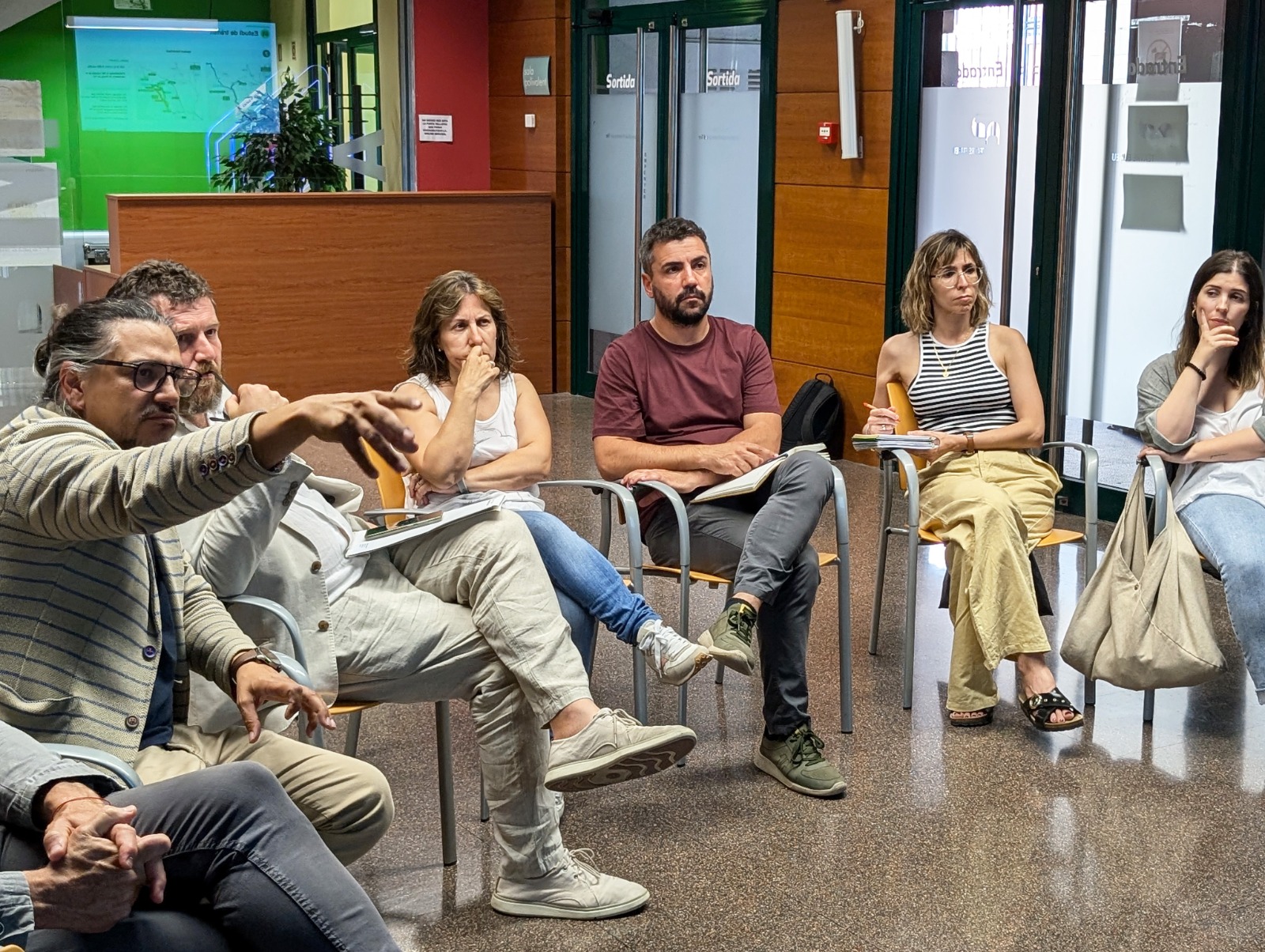 La delegaci&oacute; de la Generalitat que es va reunir amb representants de la Taula del Tr&agrave;nsit de Roda de Ter.