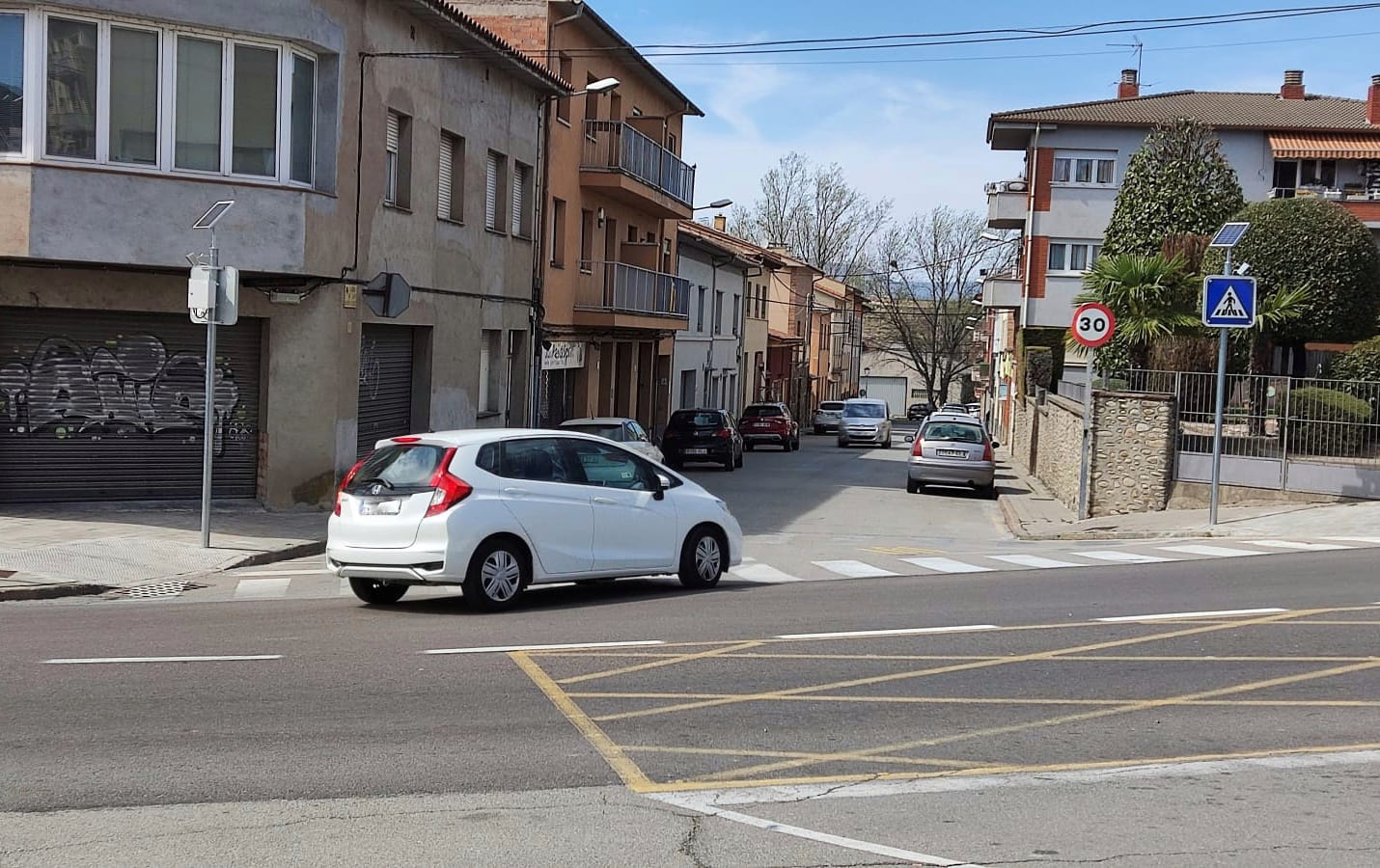 Ja funcionen els radars pedagògics i  els senyals lumínics de la travessera de Roda