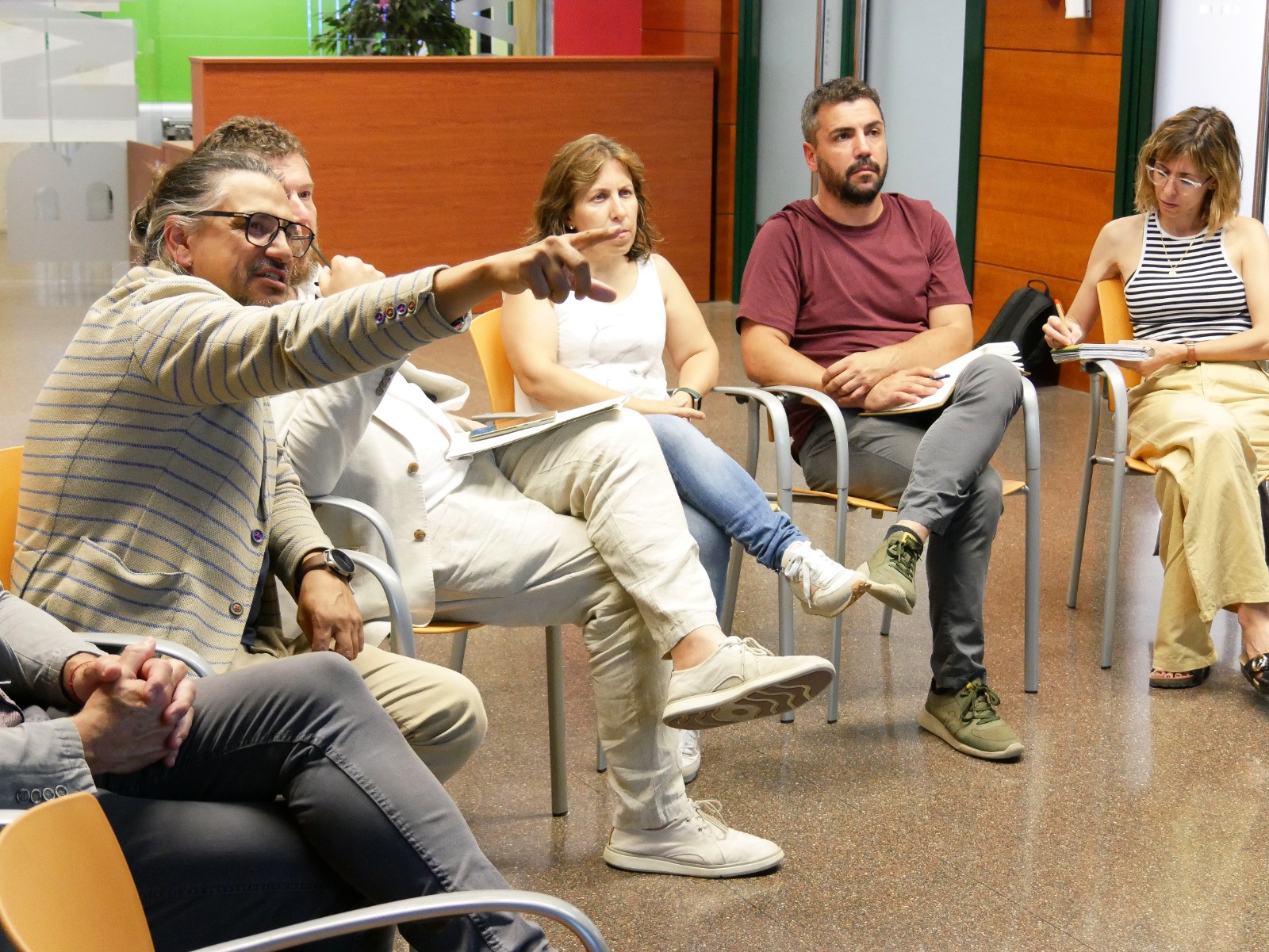 La delegació de la Generalitat que es va reunir amb representants de la Taula del Trànsit de Roda de Ter.