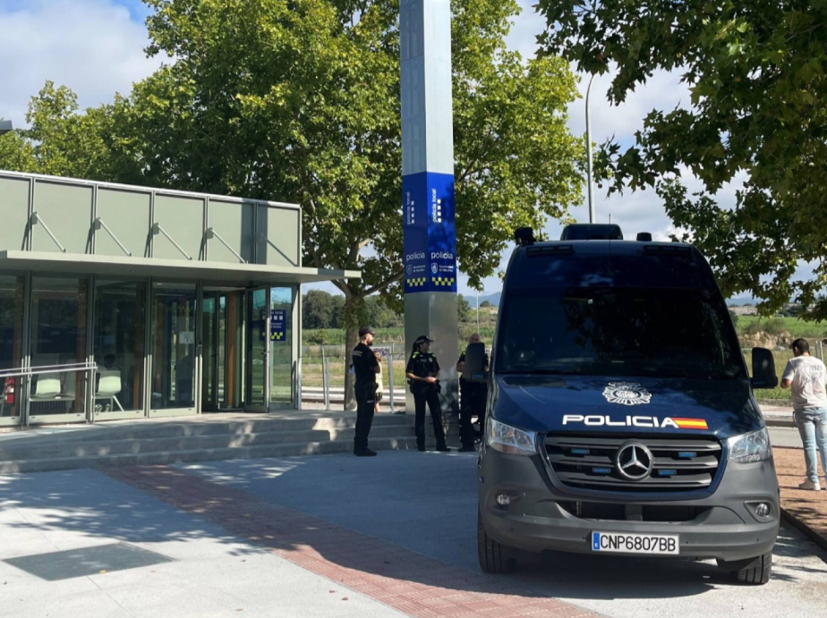 Unitat mòbil per tramitar el DNI i el passaport a Manlleu