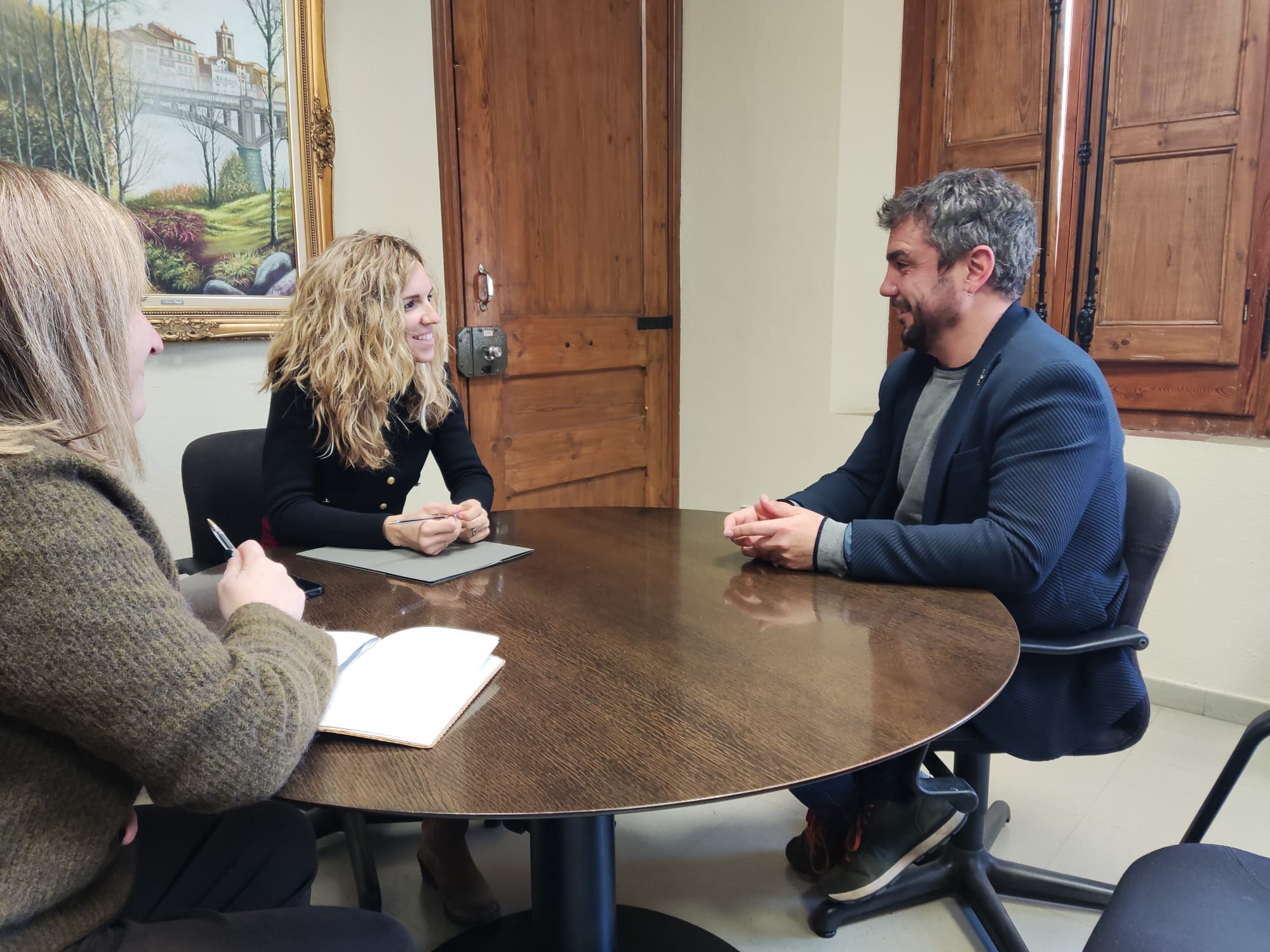 La delegada del Govern a la Catalunya Central, Elia Tortolero, visita l'Ajuntament de Roda de Ter