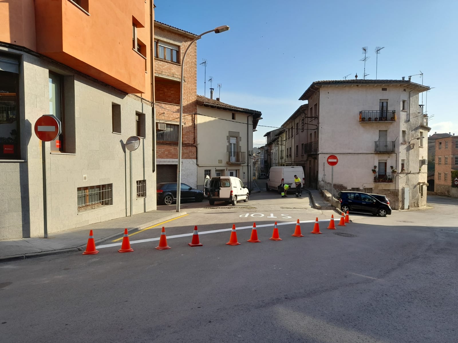 Tasques d'instal·lació de la senyalització per canviar el sentit de circulació del carrer Verge del Sòl del Pont