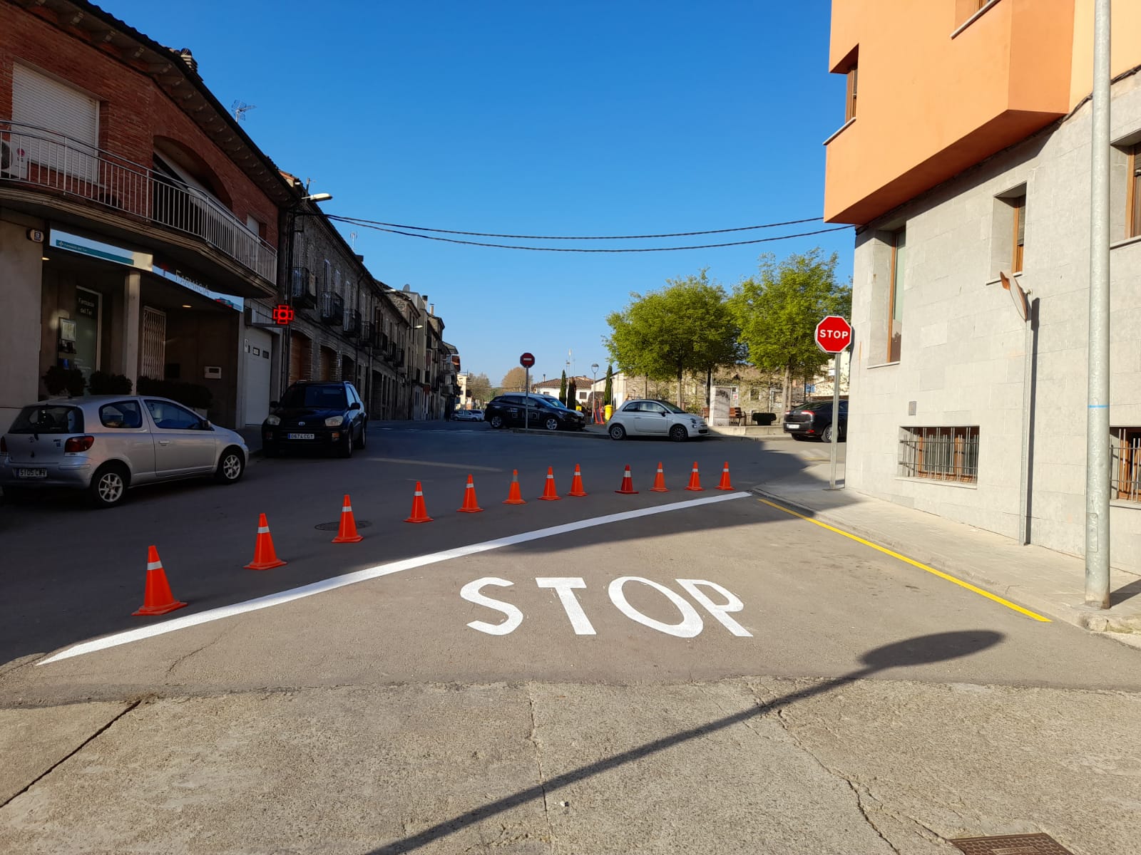 Tasques d'instal·lació de la senyalització per canviar el sentit de circulació del carrer Verge del Sòl del Pont