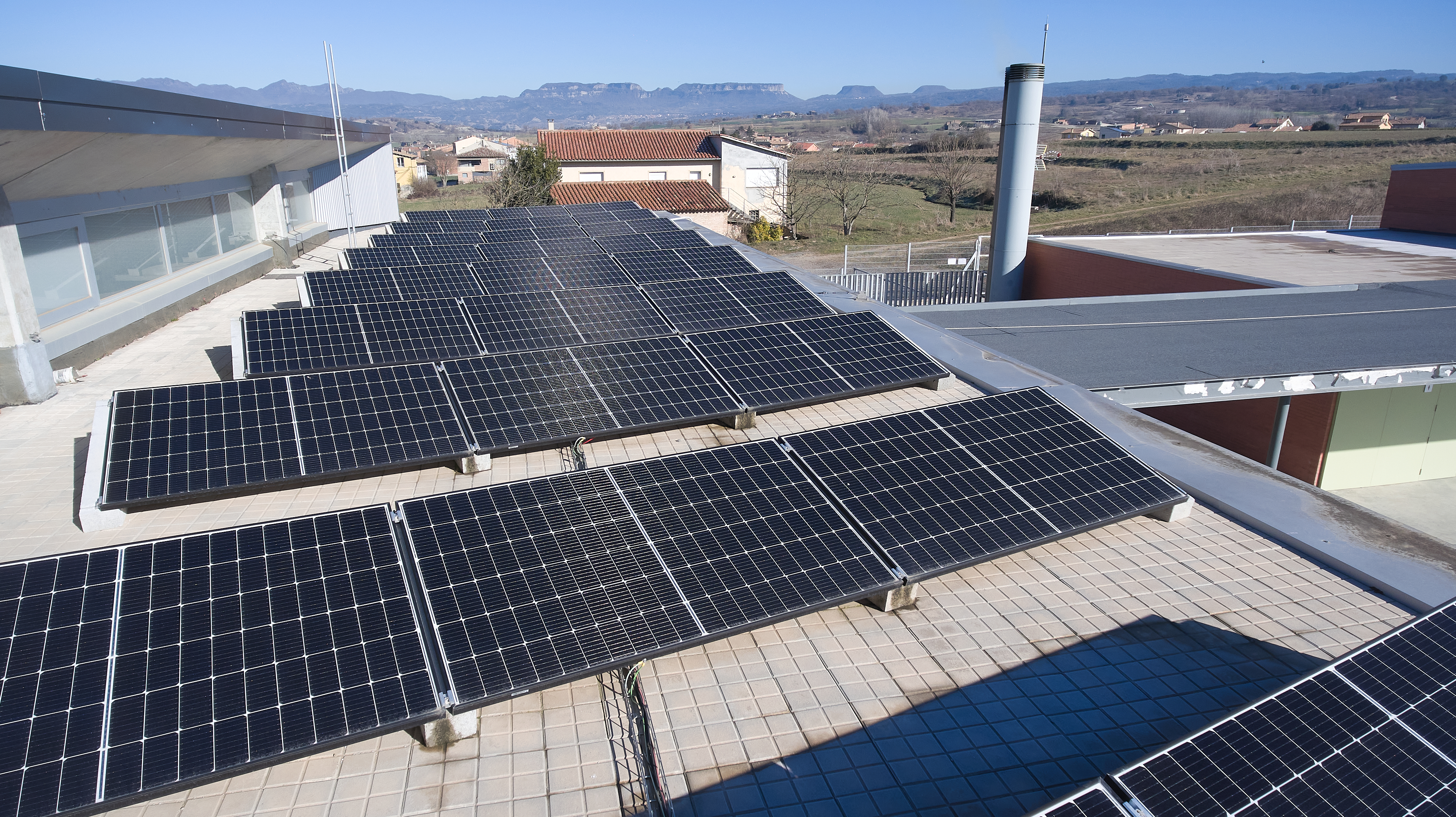 Foto de les plaques fotovoltaiques a la teulada de l'escola Emili Teixidor de Roda de Ter