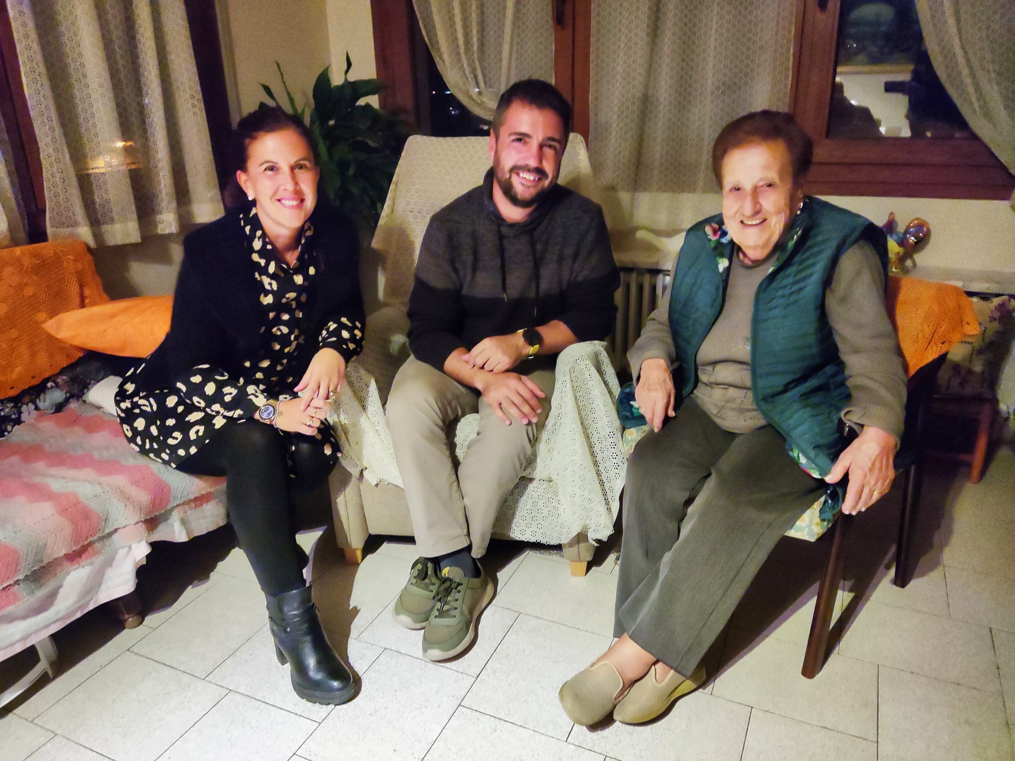 La Iaia Angeleta, amb l'alcalde, Toni Mas, i la regidora Griselda Arrey