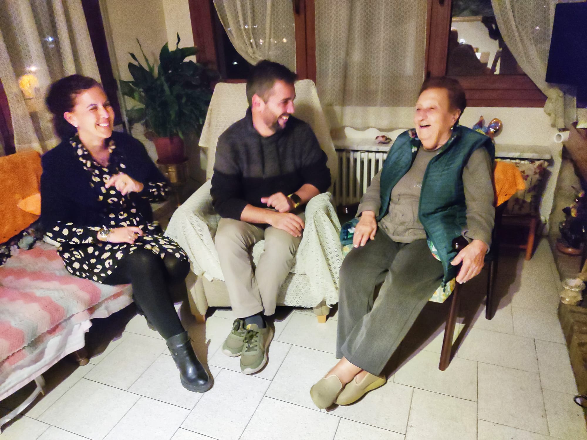 La Iaia Angeleta, amb l'alcalde, Toni Mas, i la regidora Griselda Arrey