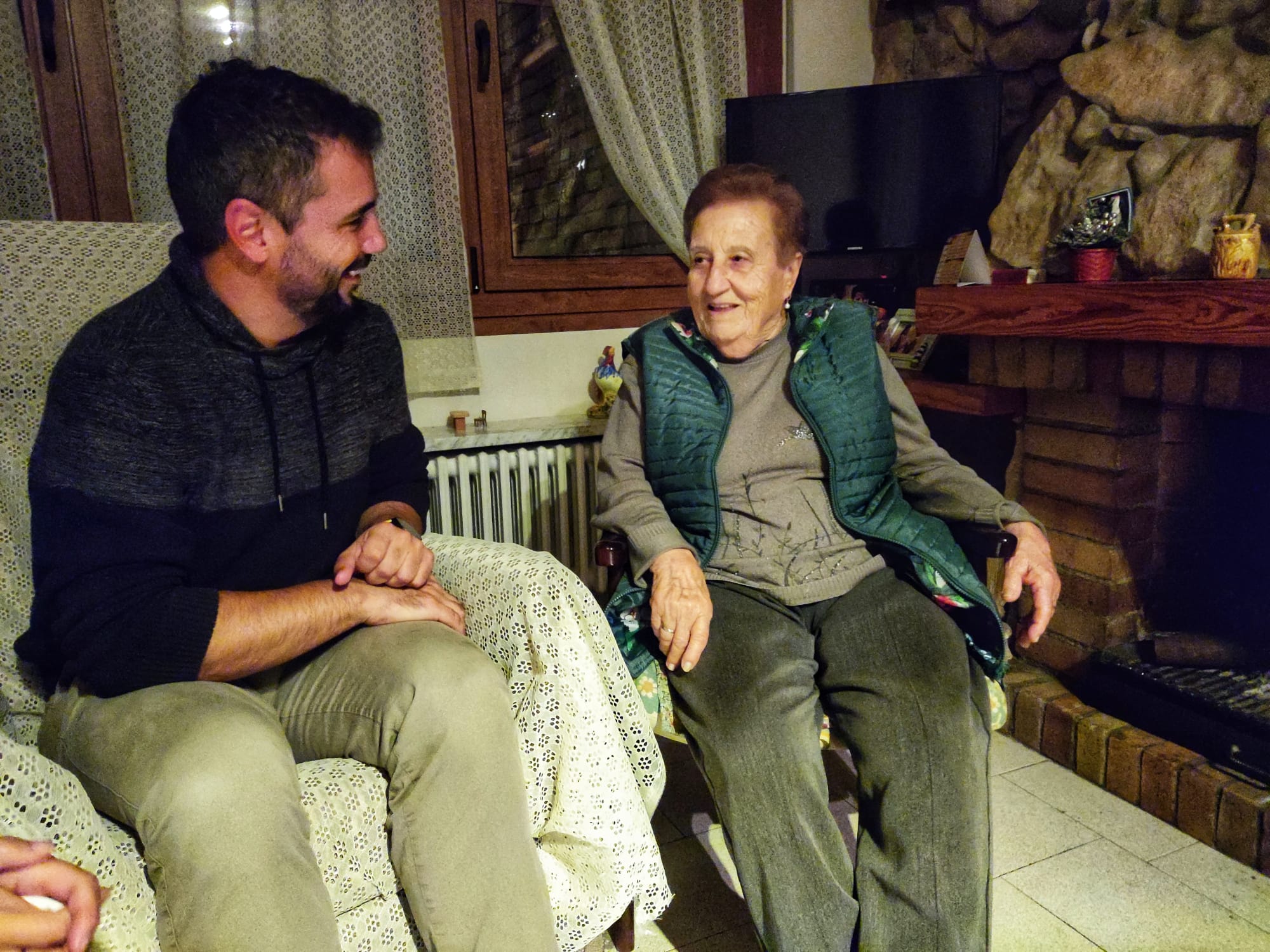 La Iaia Angeleta, amb l'alcalde, Toni Mas, i la regidora Griselda Arrey