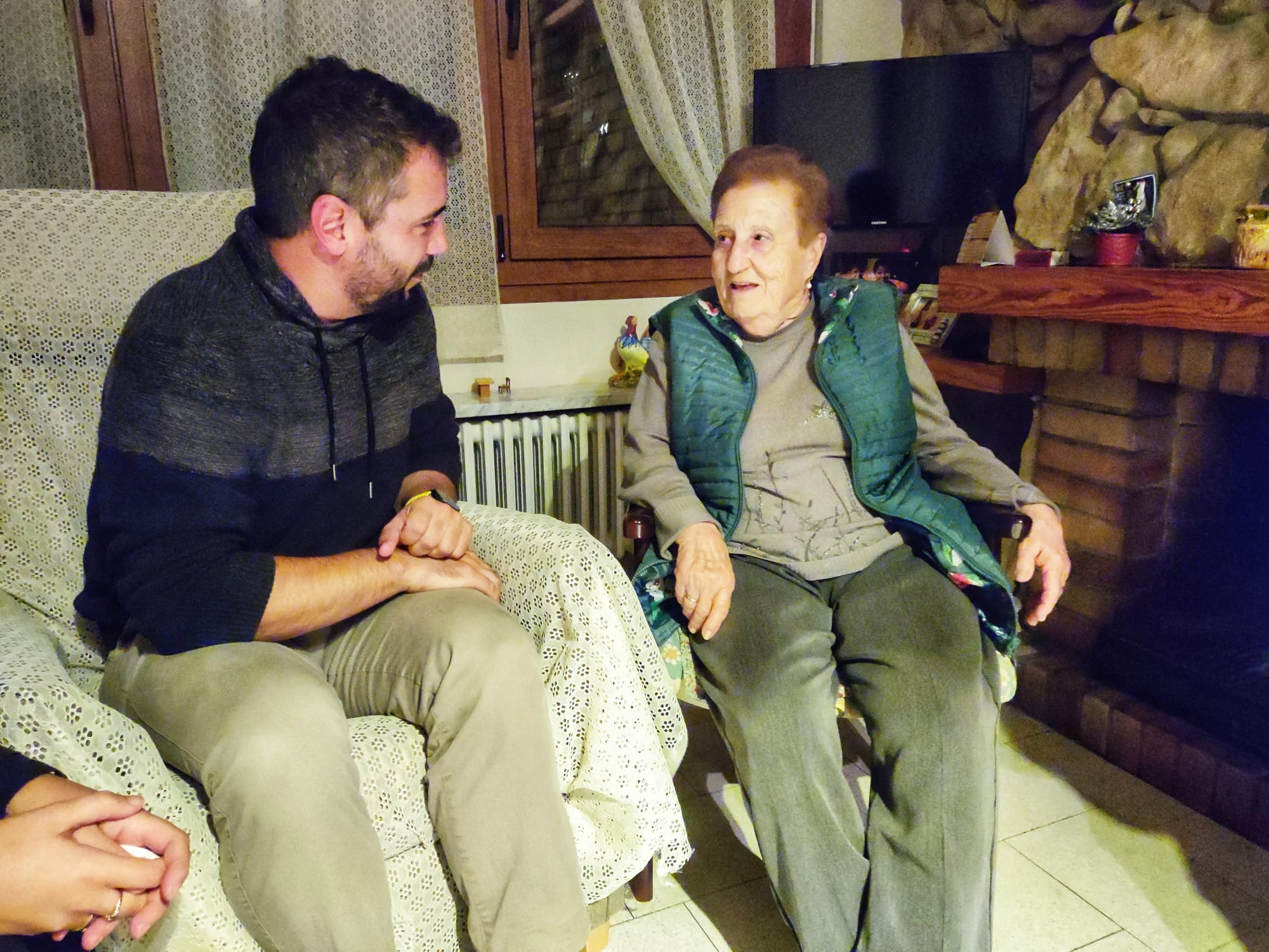 La Iaia Angeleta, amb l'alcalde, Toni Mas, i la regidora Griselda Arrey